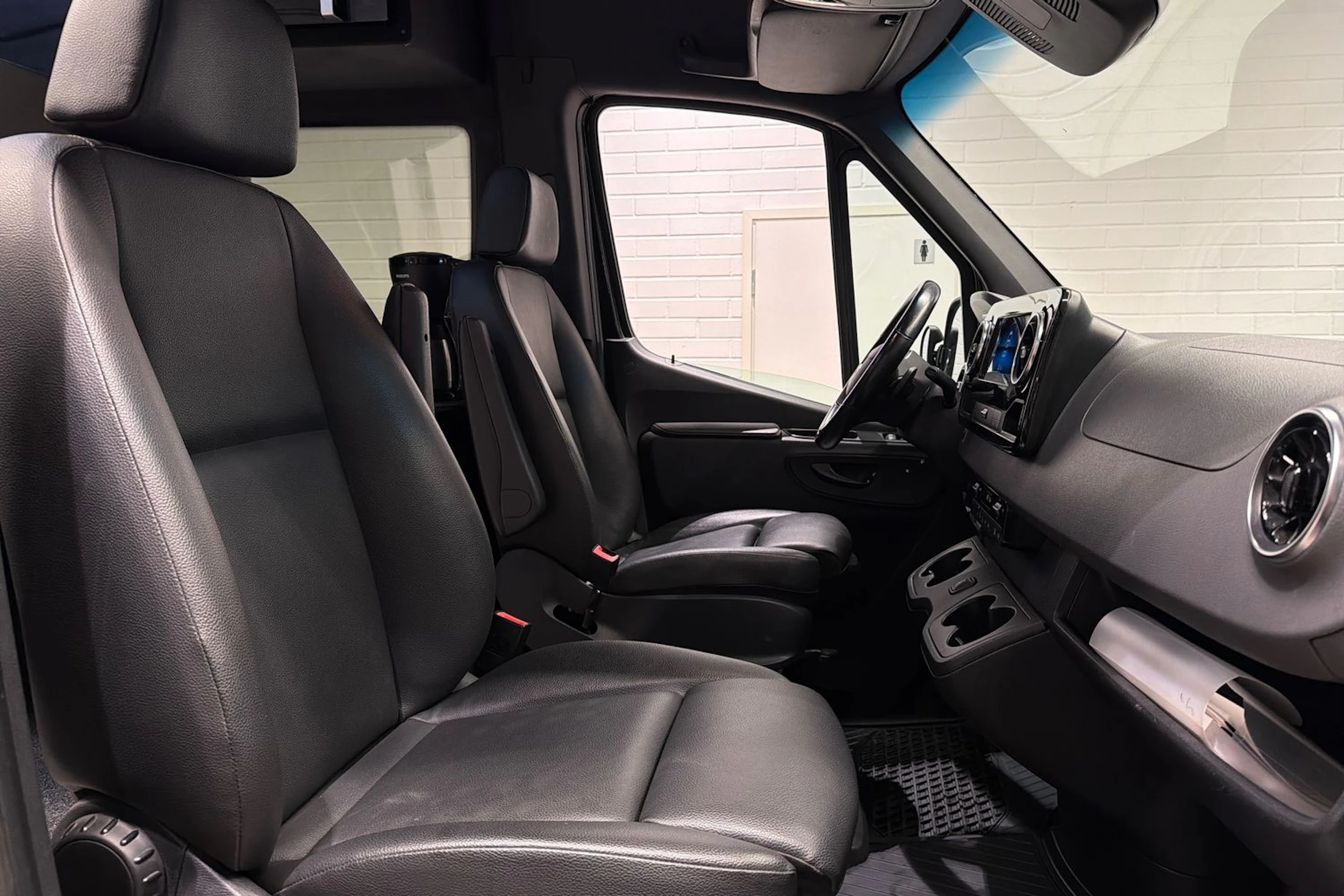 Musta Mercedes-Benz SPRINTER 2021 kuva 31.