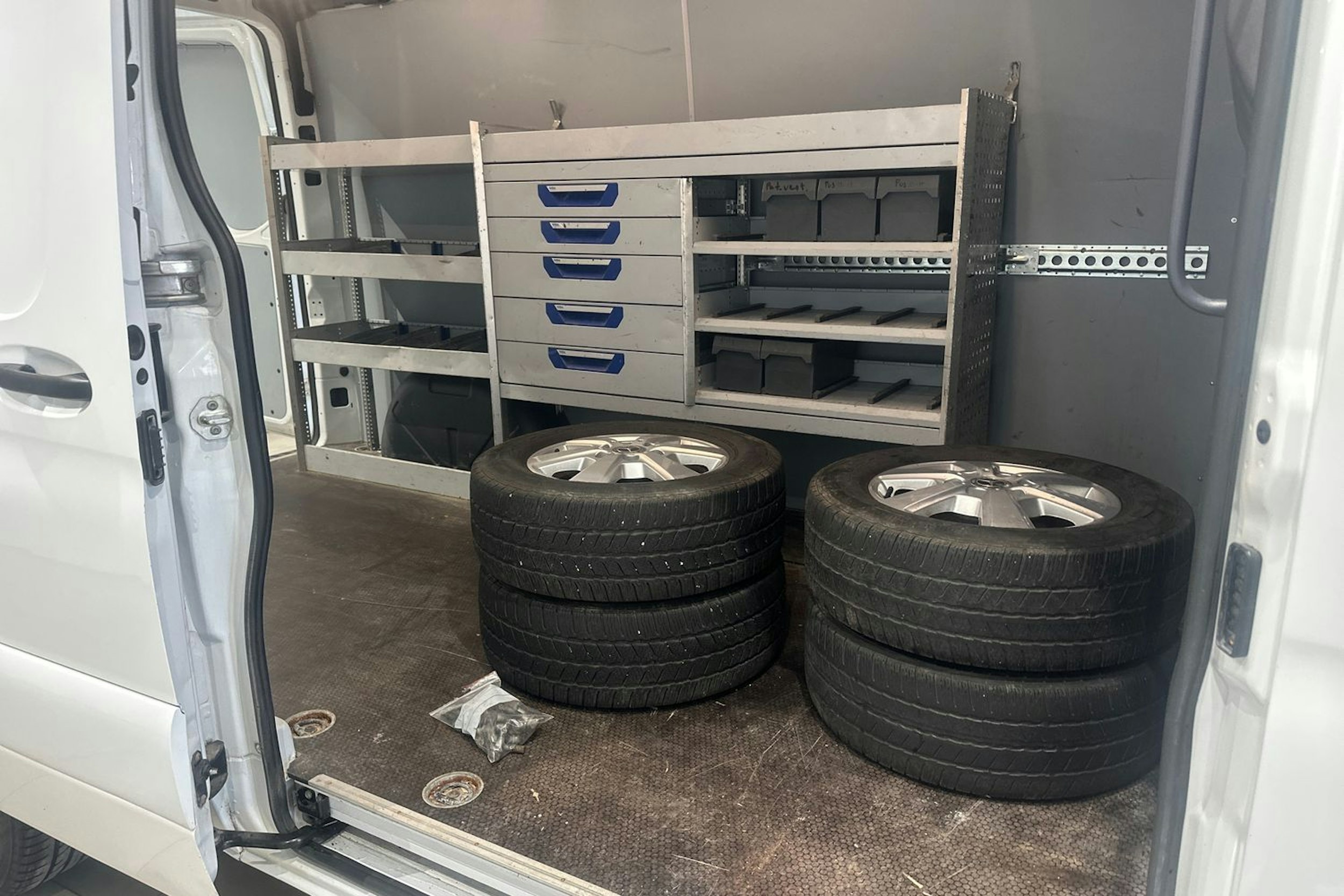 valkoinen Mercedes-Benz Sprinter 2021 kuva 14.