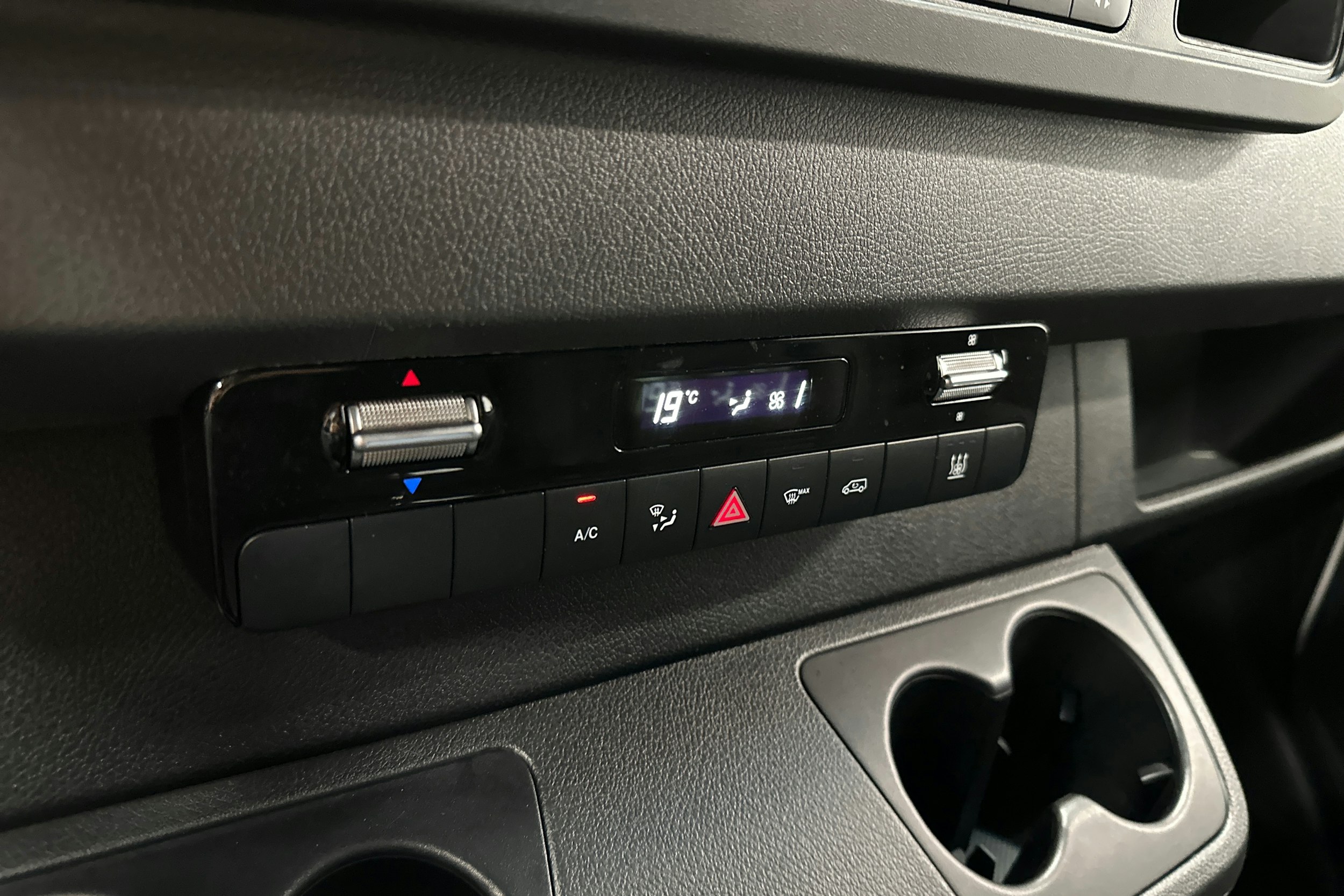 valkoinen Mercedes-Benz Sprinter 2022 kuva 18.