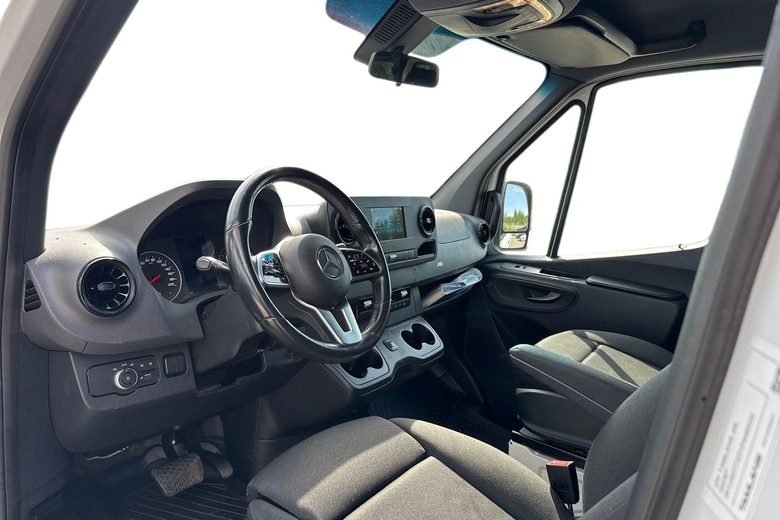 valkoinen Mercedes-Benz Sprinter 2022 kuva 3.