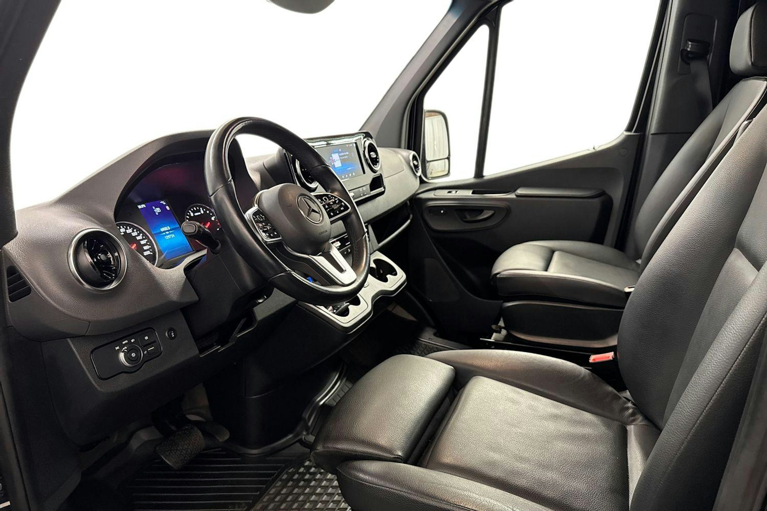musta Mercedes-Benz Sprinter 2022 kuva 6.