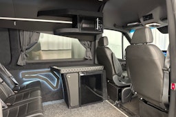 musta Mercedes-Benz Sprinter 2022 kuva 12.