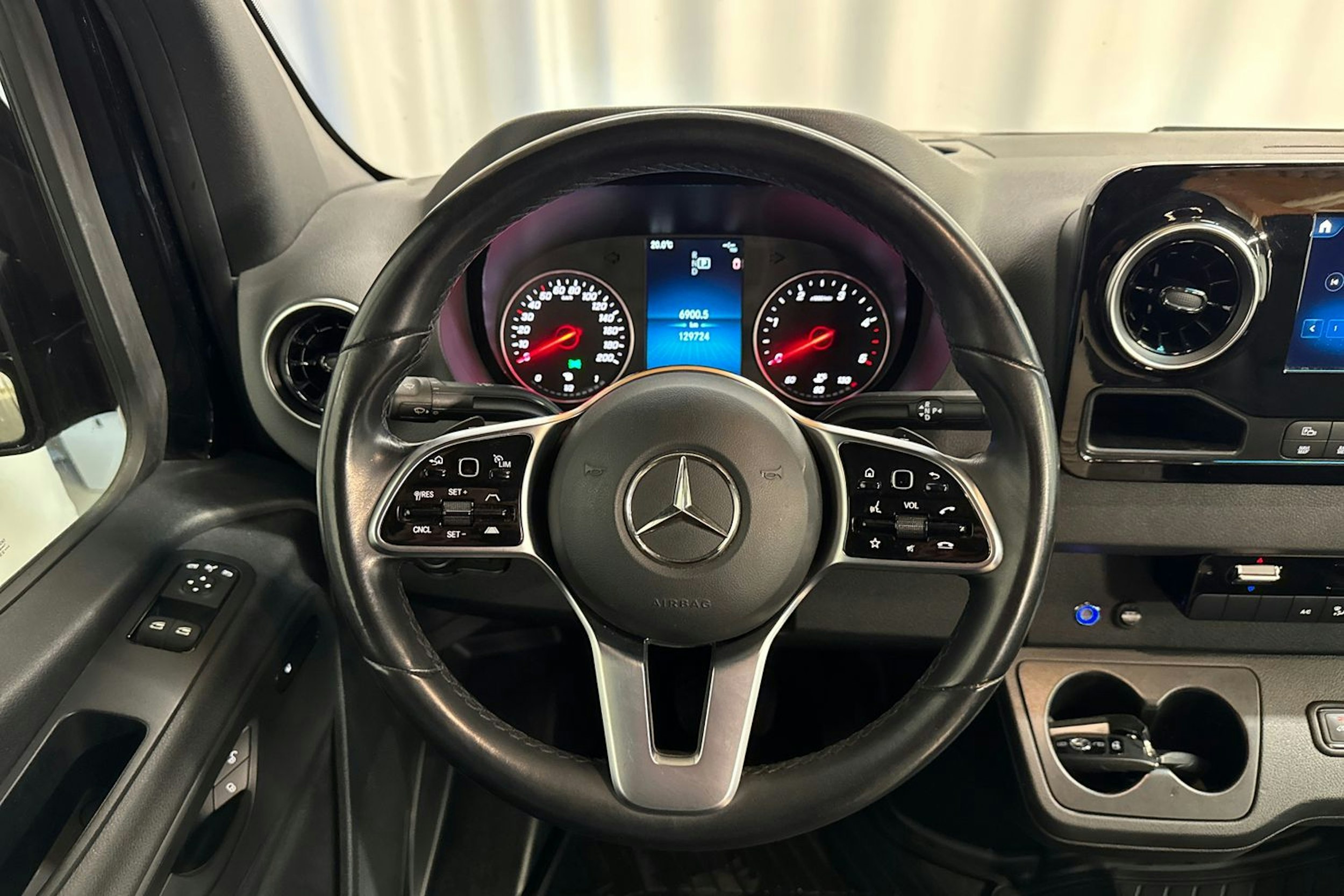 musta Mercedes-Benz Sprinter 2022 kuva 17.