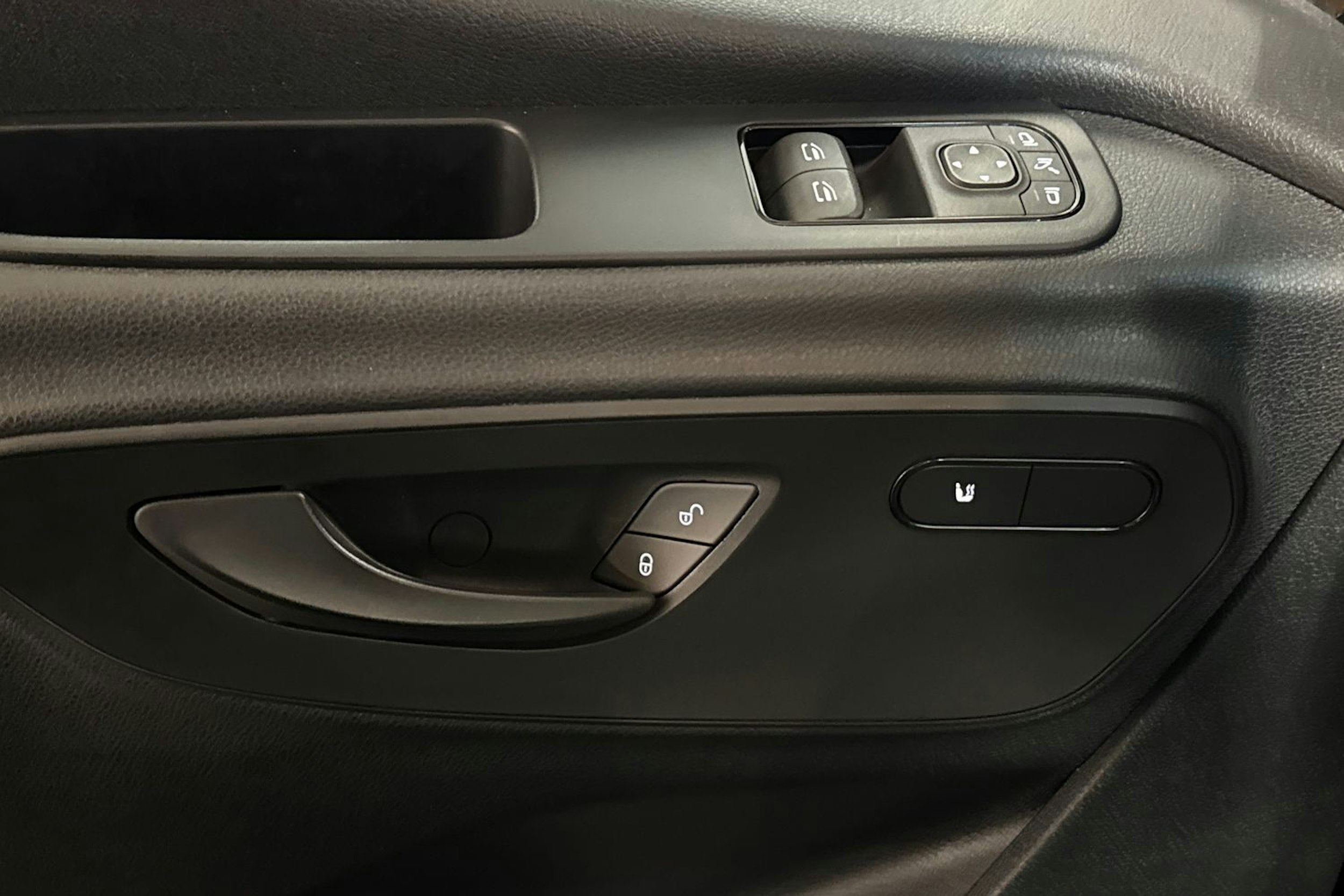 musta Mercedes-Benz Sprinter 2022 kuva 28.