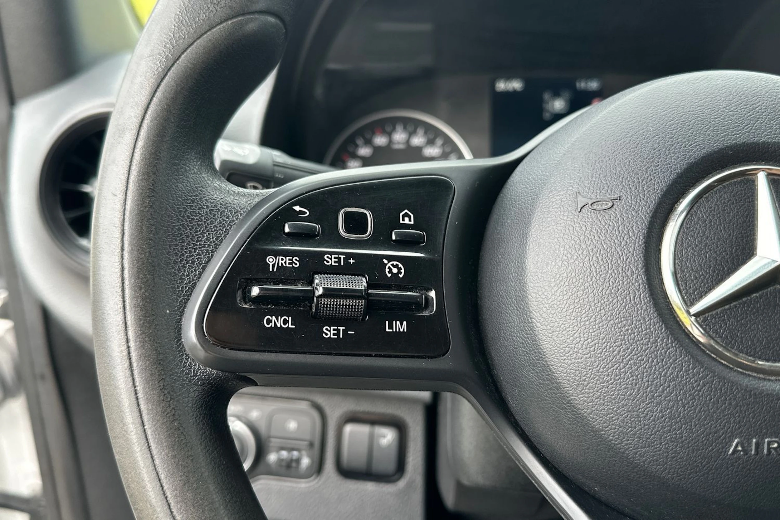 valkoinen Mercedes-Benz Sprinter 2022 kuva 12.