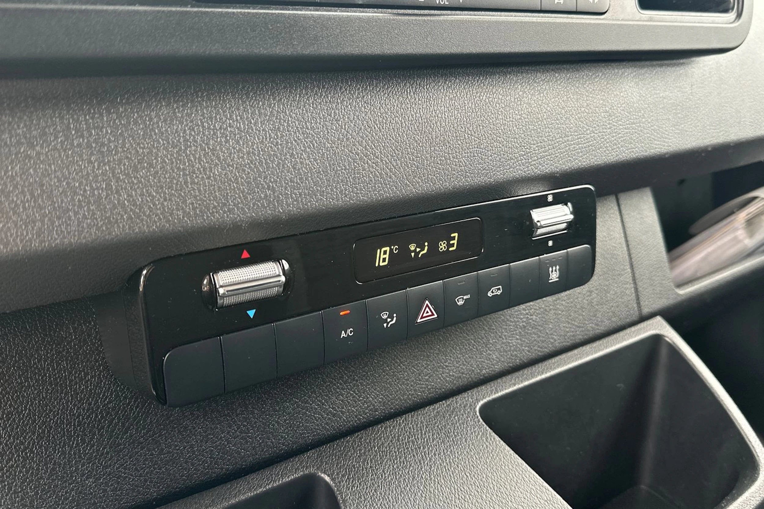 valkoinen Mercedes-Benz Sprinter 2022 kuva 17.