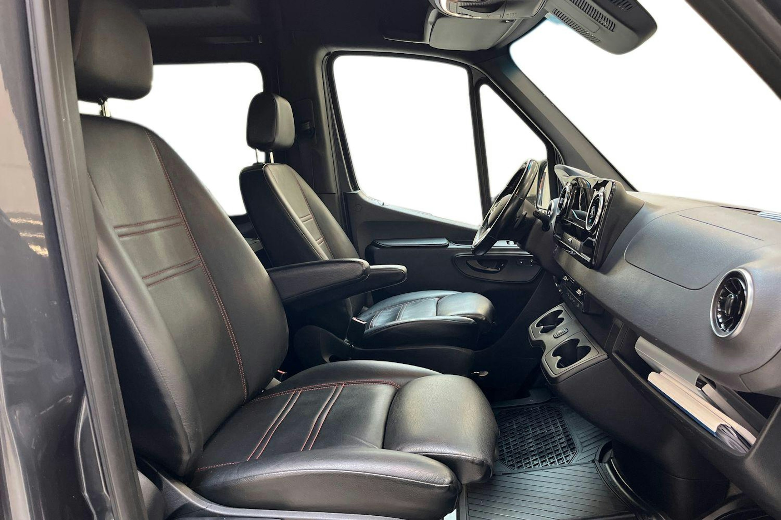 musta Mercedes-Benz Sprinter 2022 kuva 8.