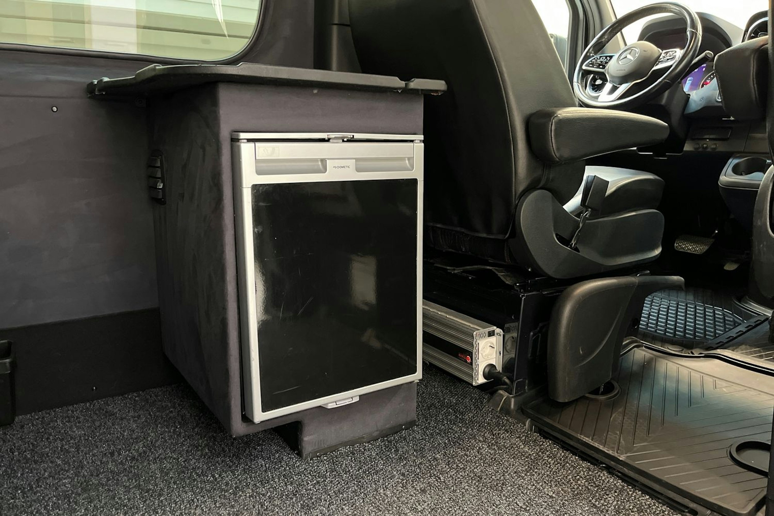 musta Mercedes-Benz Sprinter 2022 kuva 11.