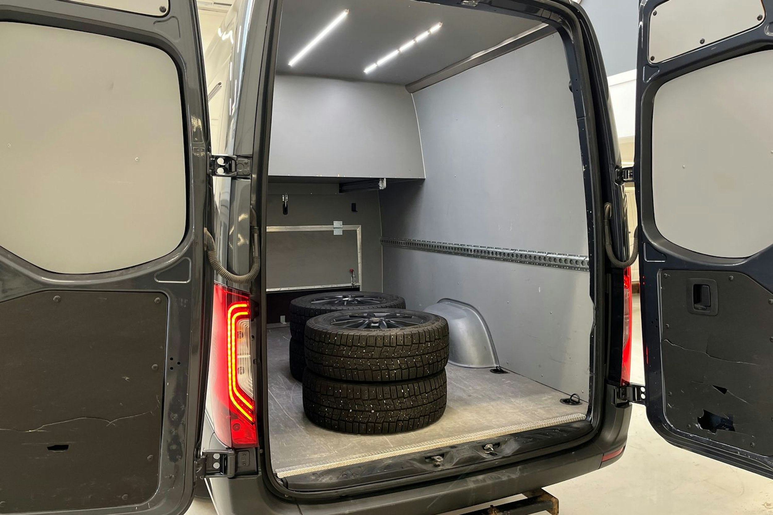 musta Mercedes-Benz Sprinter 2022 kuva 13.