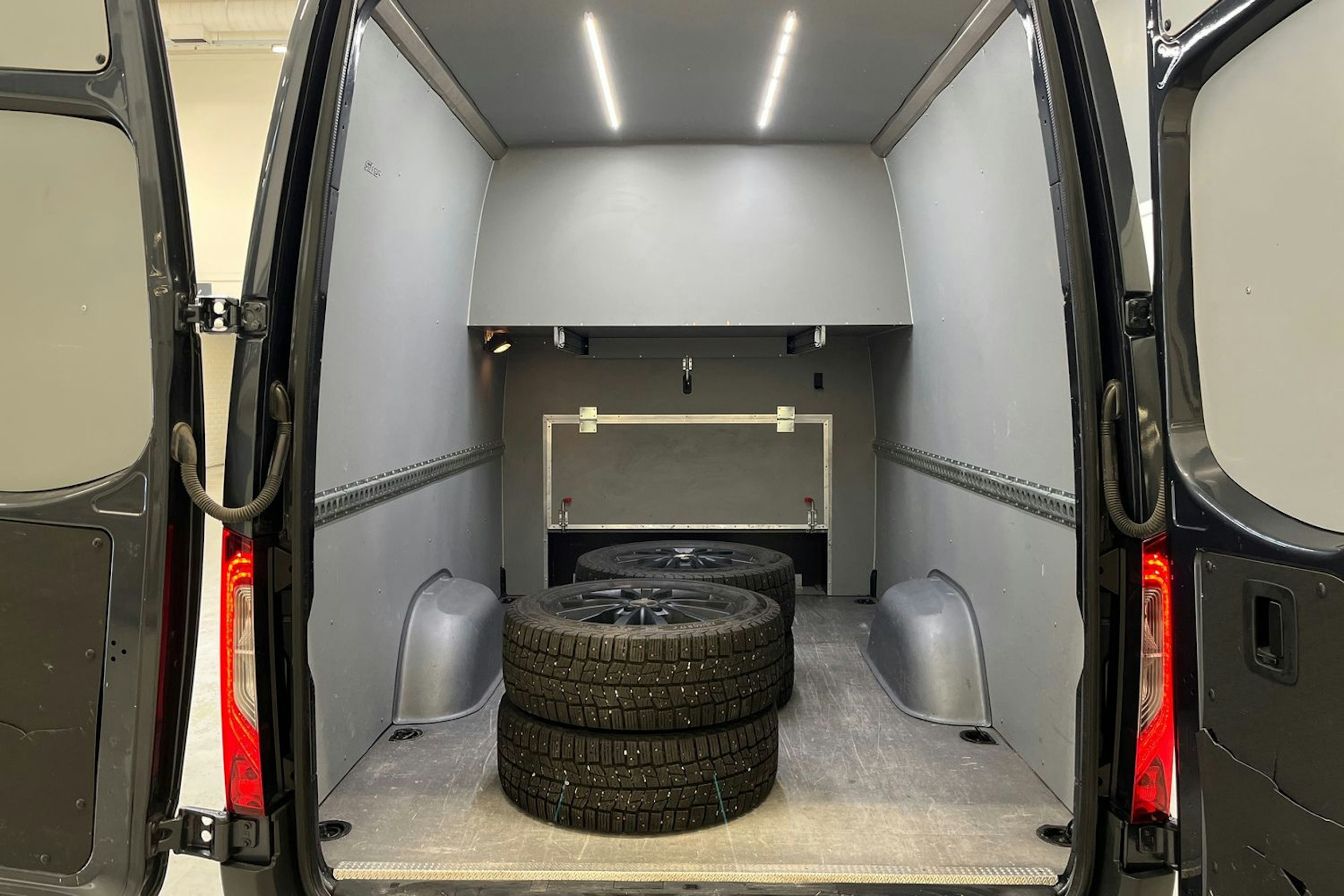 musta Mercedes-Benz Sprinter 2022 kuva 14.