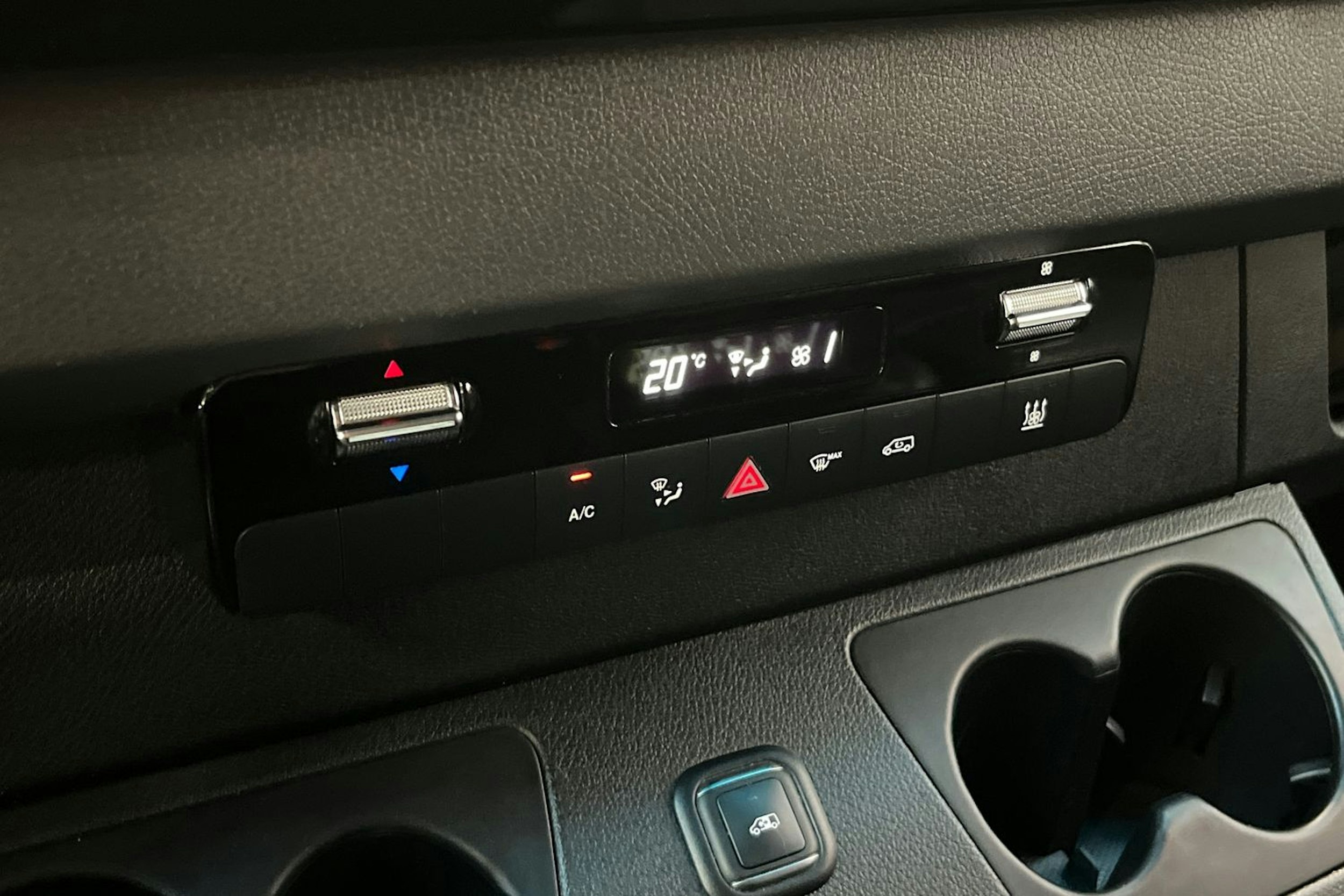 musta Mercedes-Benz Sprinter 2022 kuva 21.