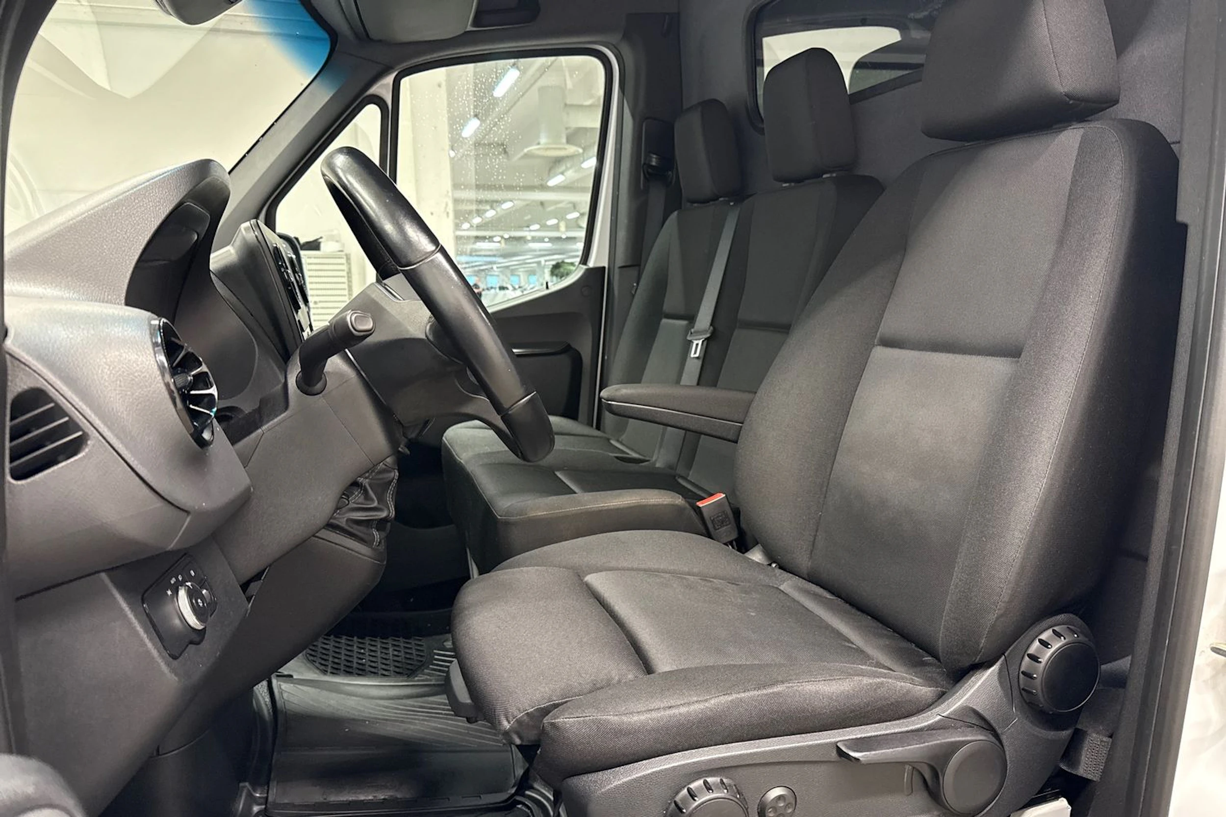 valkoinen Mercedes-Benz Sprinter 2022 kuva 16.