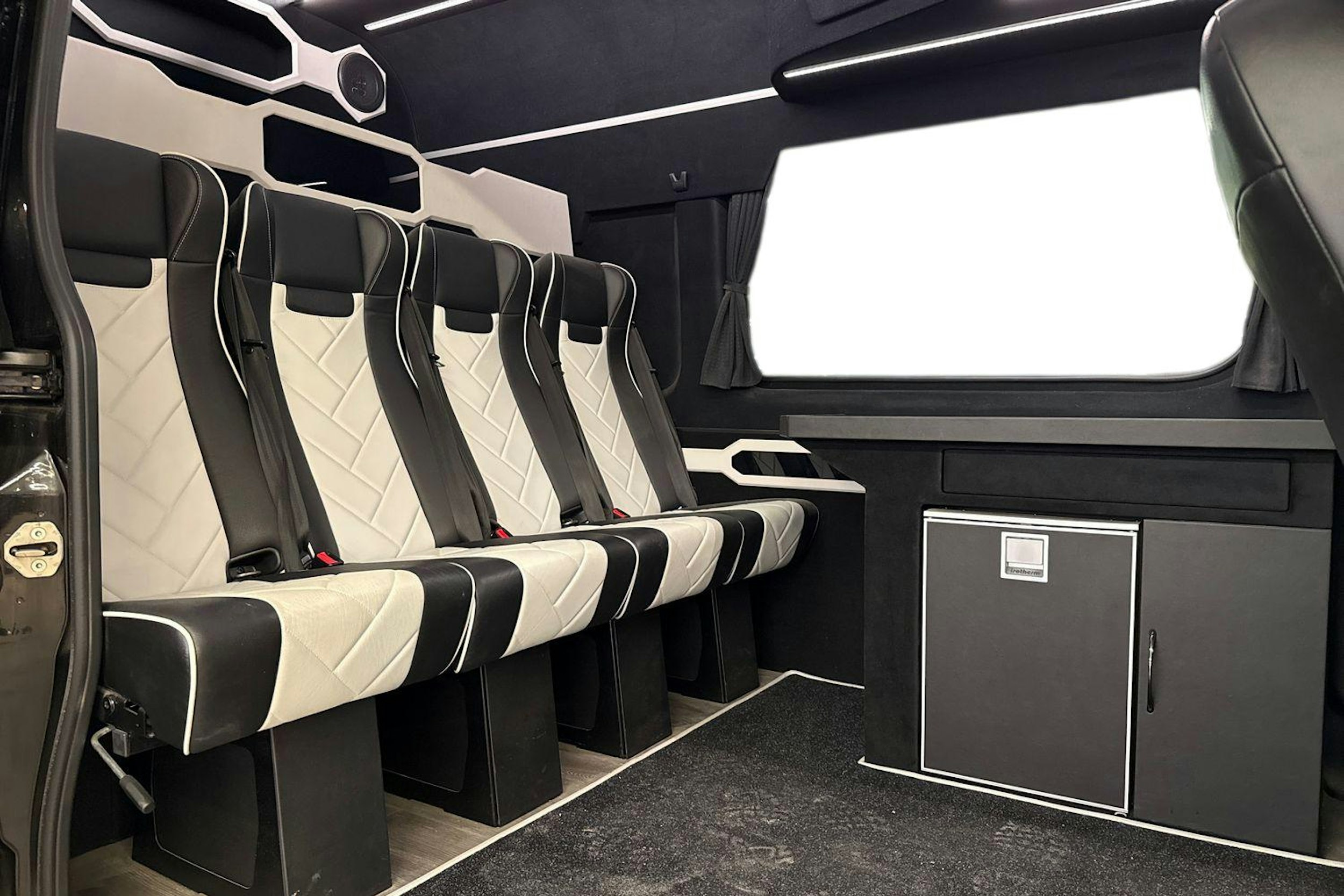 musta Mercedes-Benz Sprinter 2022 kuva 3.