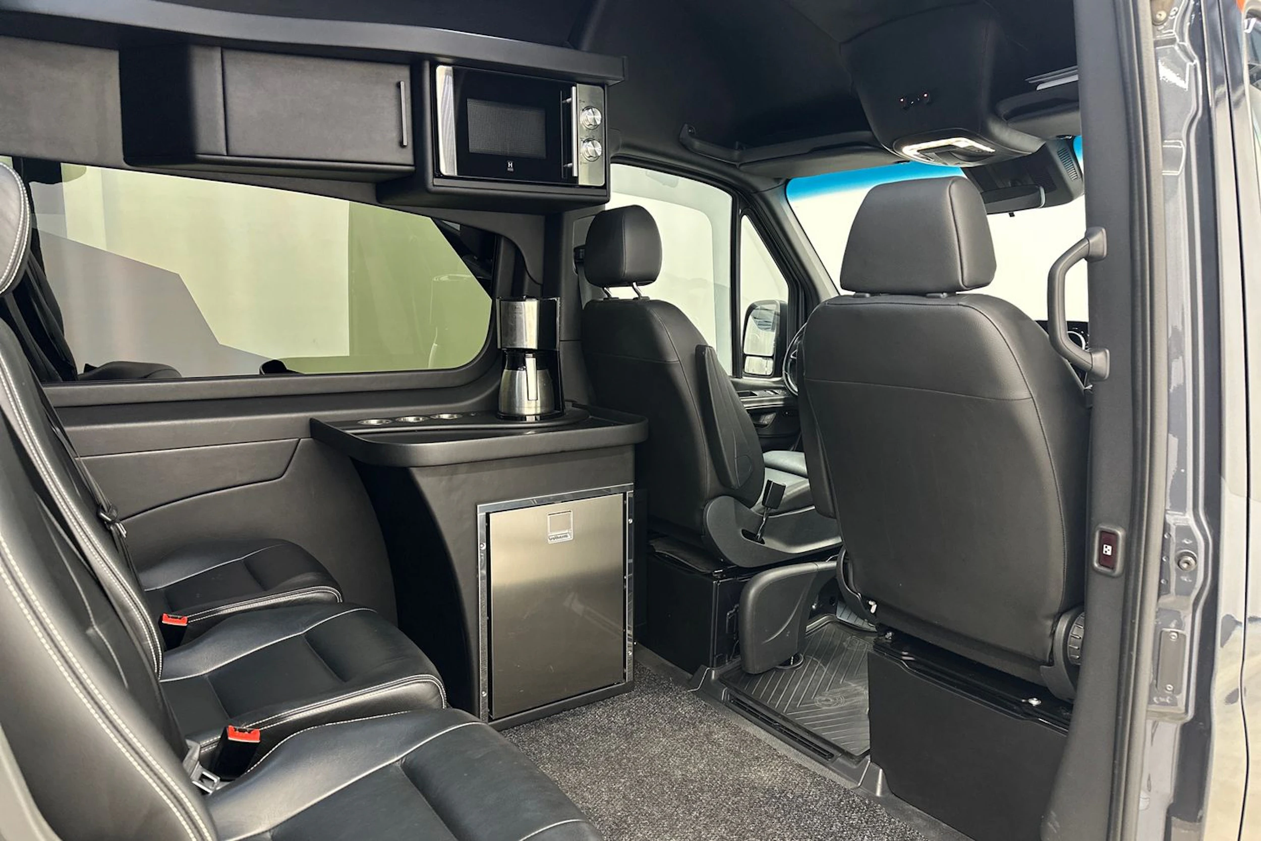 Harmaa Mercedes-Benz Sprinter 2022 kuva 29.