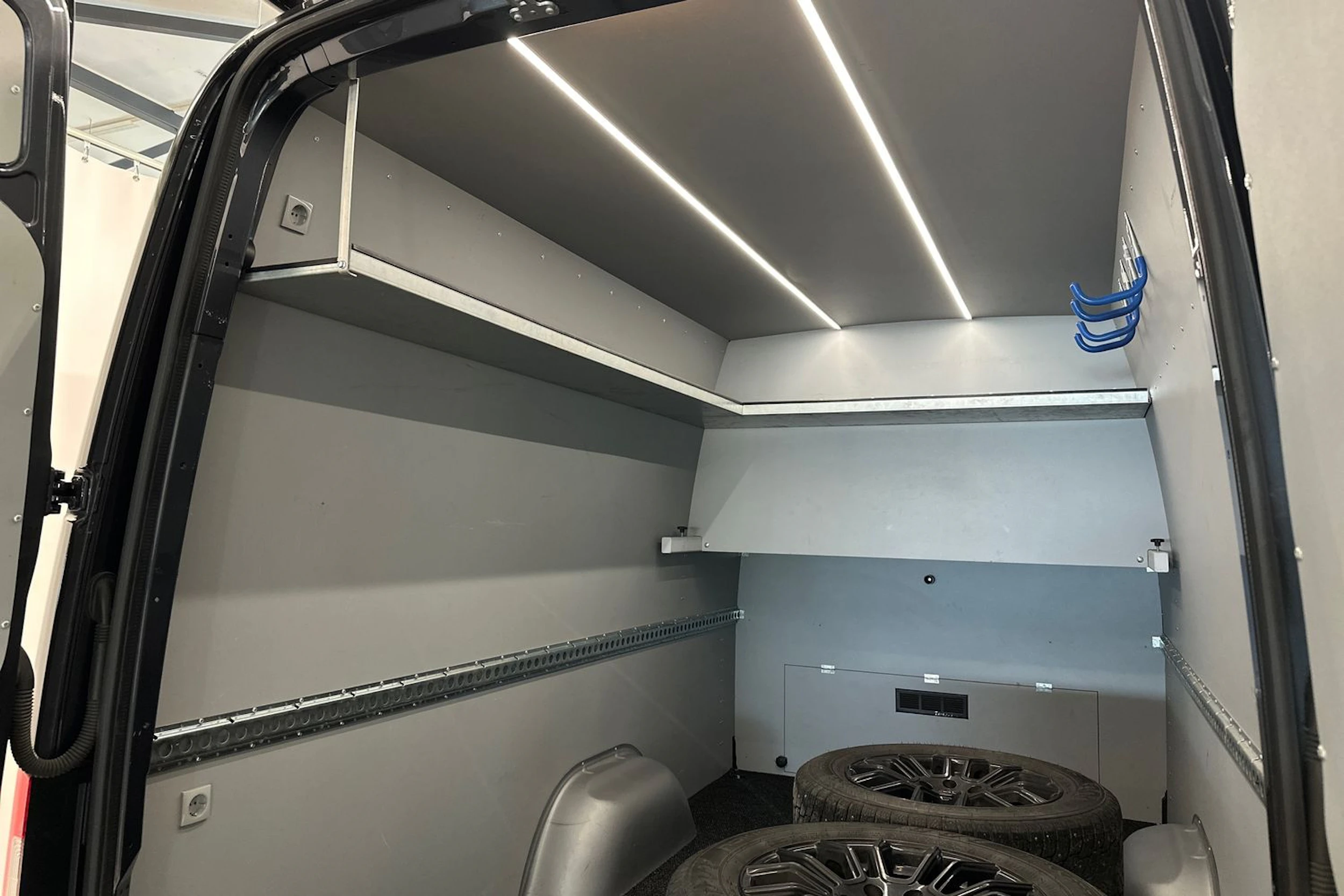 Harmaa Mercedes-Benz Sprinter 2022 kuva 35.