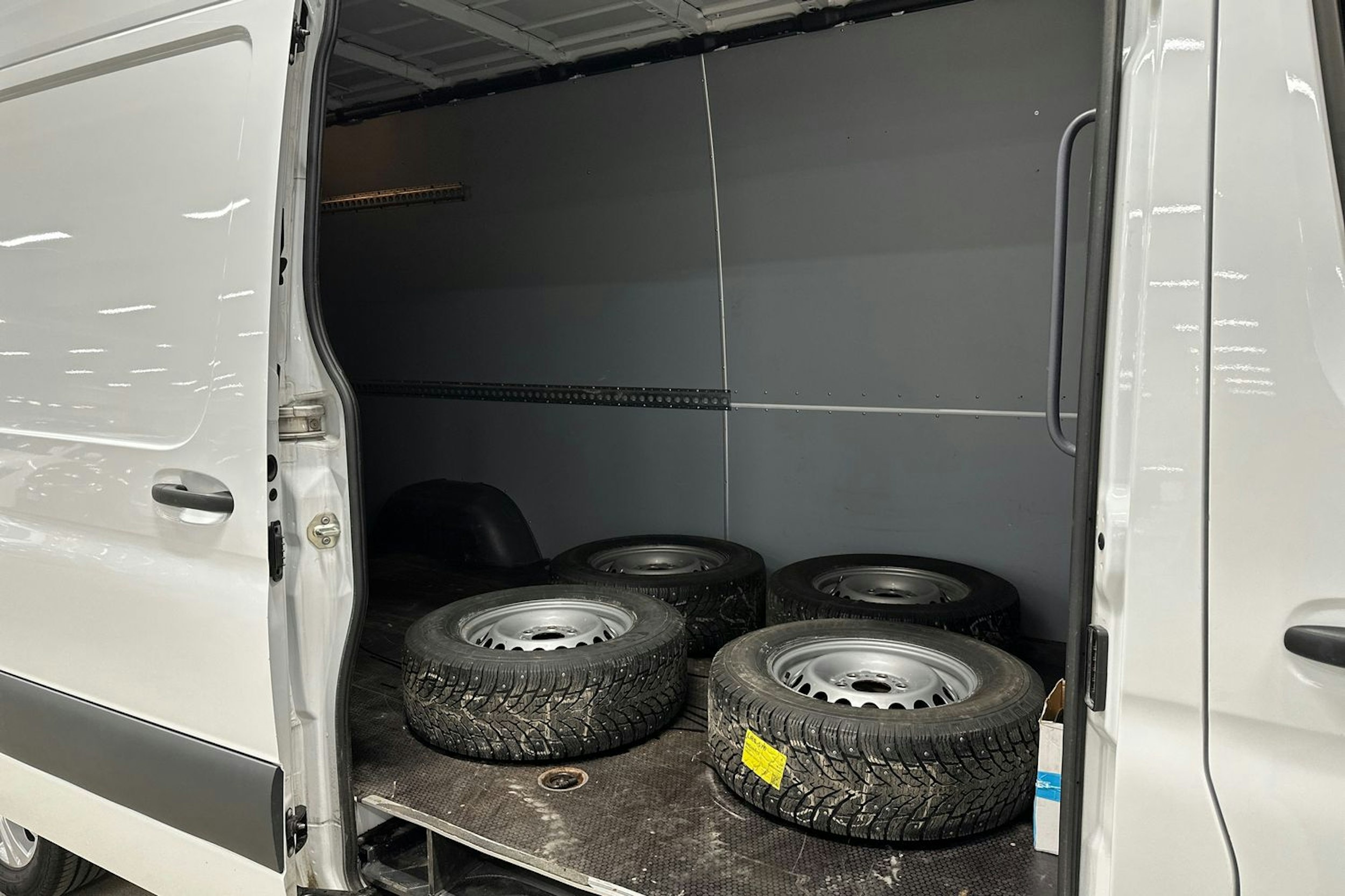valkoinen Mercedes-Benz Sprinter 2022 kuva 13.