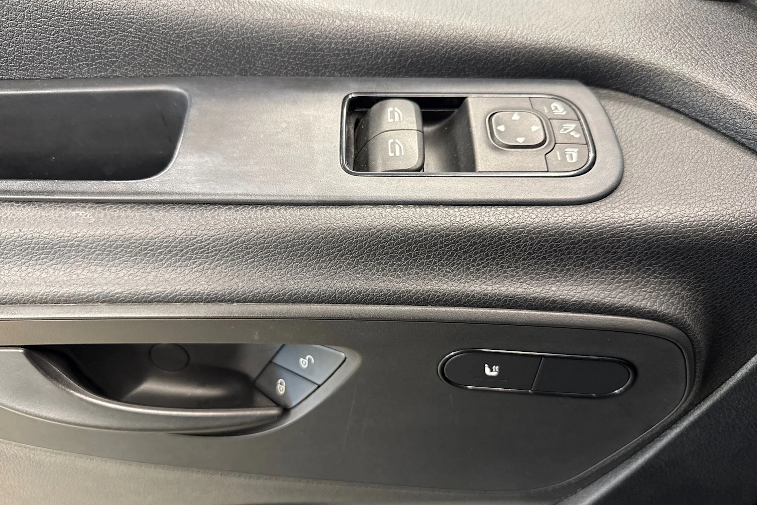 musta Mercedes-Benz Sprinter 2023 kuva 16.