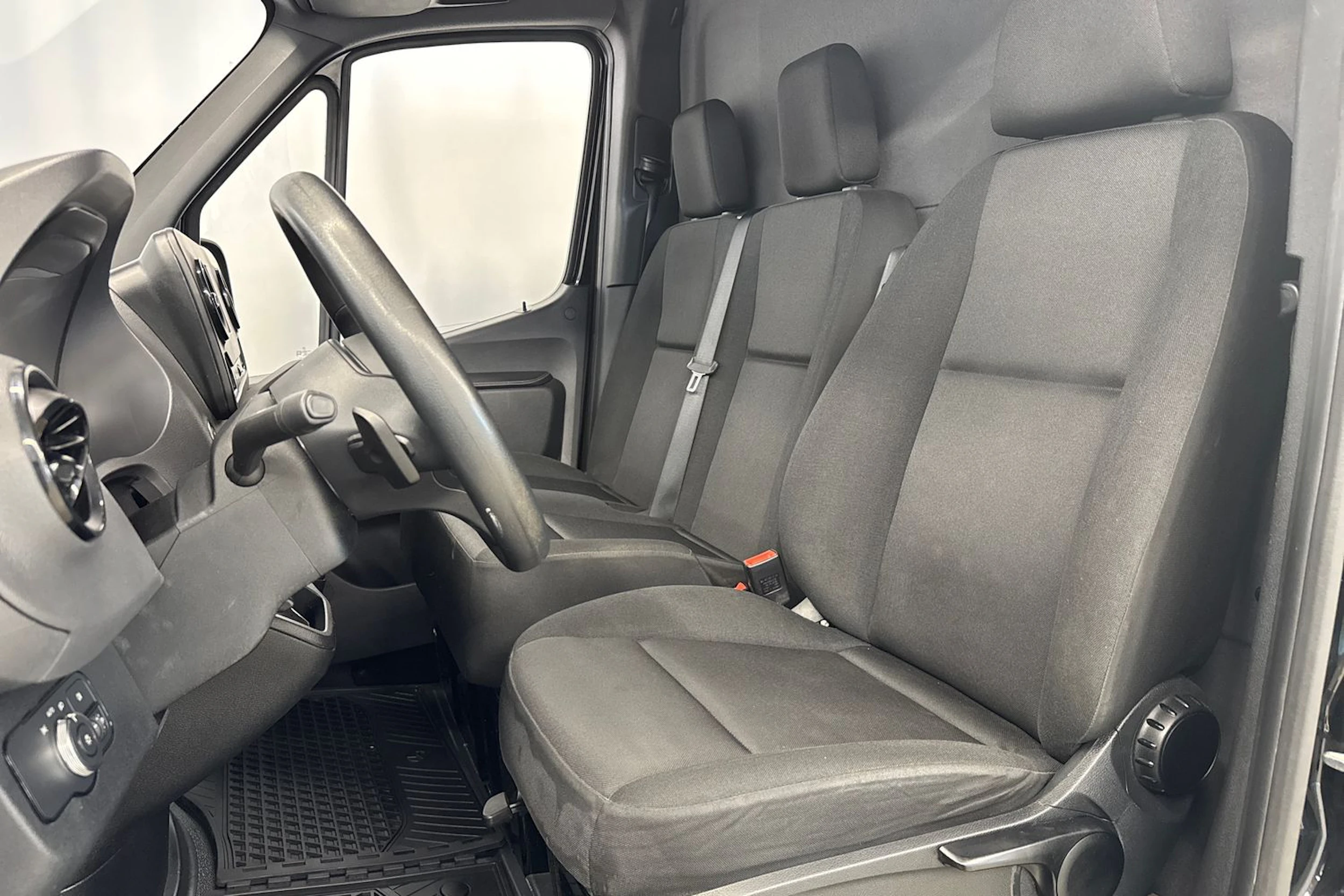 musta Mercedes-Benz Sprinter 2023 kuva 18.
