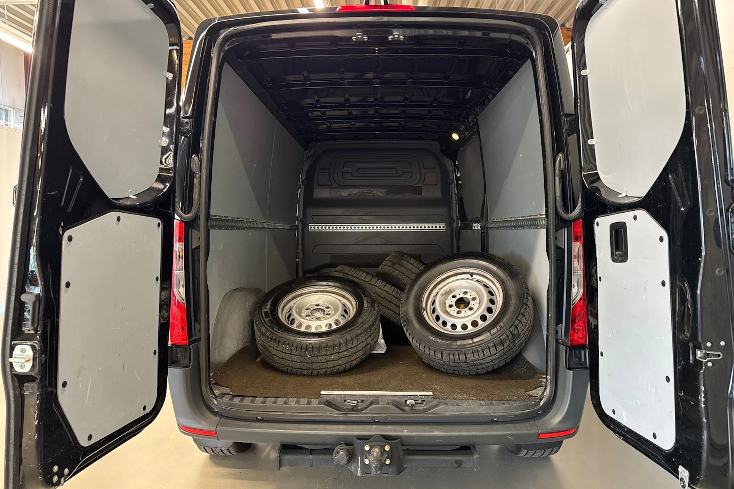 musta Mercedes-Benz Sprinter 2023 kuva 20.