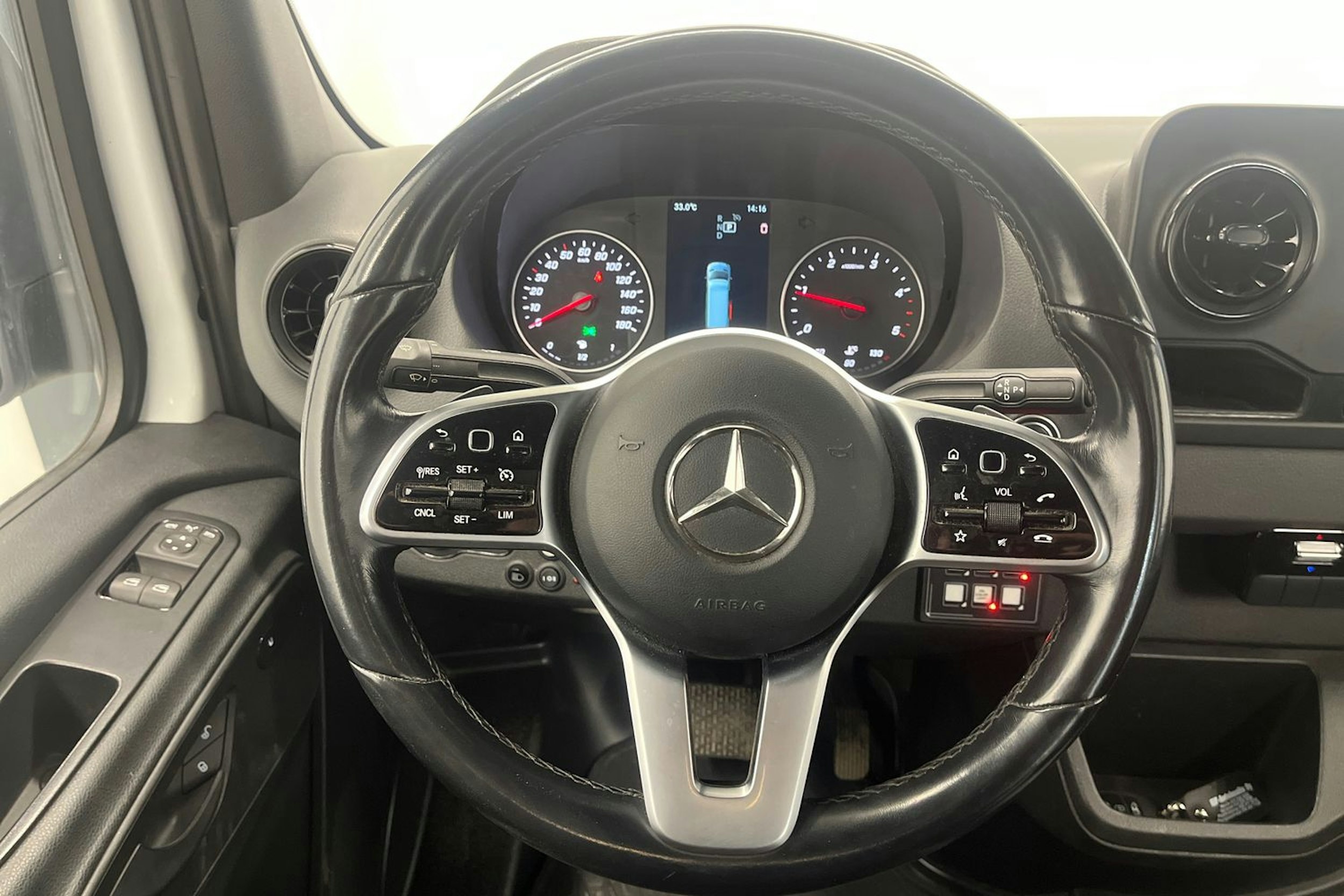 Valkoinen Mercedes-Benz Sprinter 2022 kuva 22.