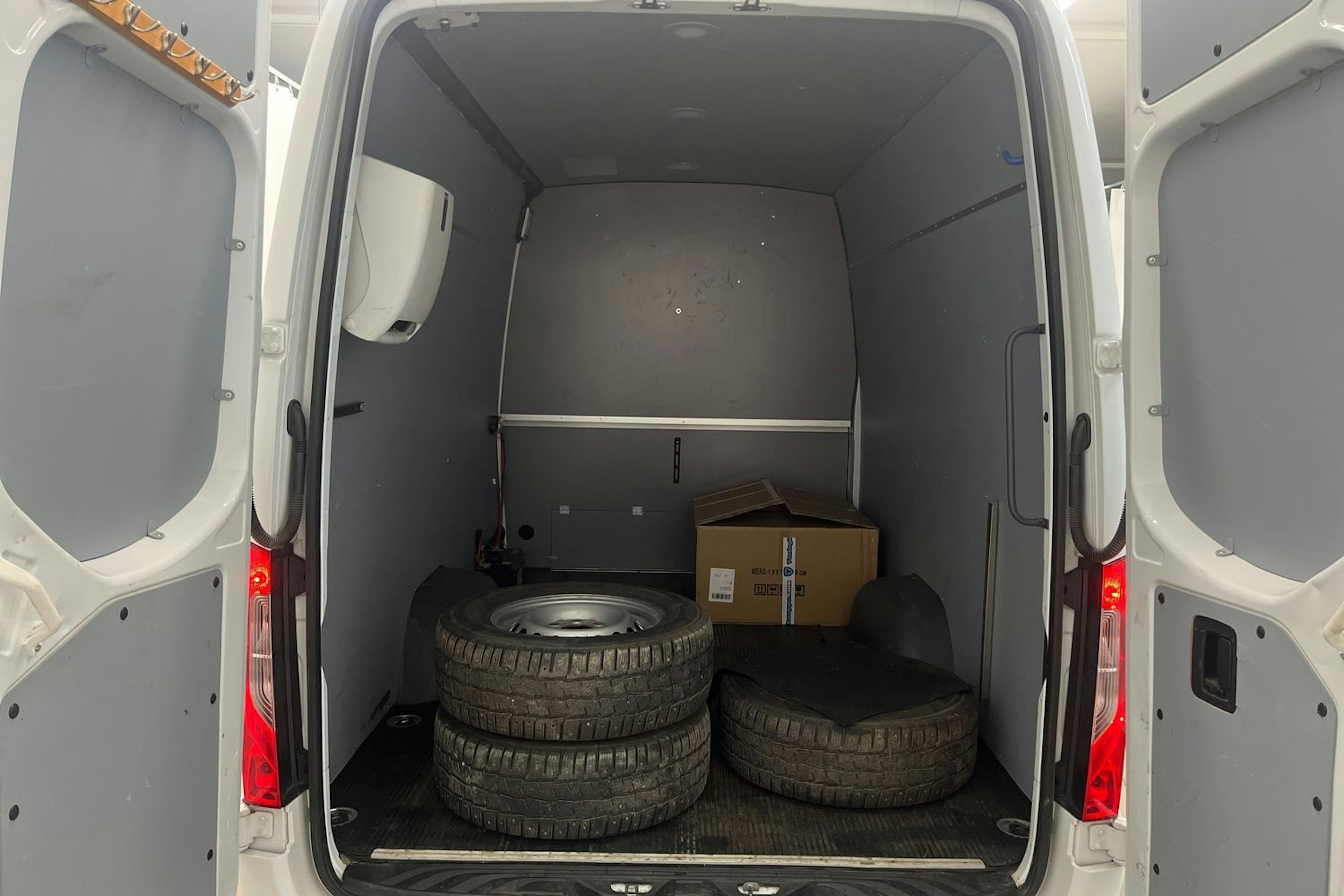 Valkoinen Mercedes-Benz Sprinter 2022 kuva 27.