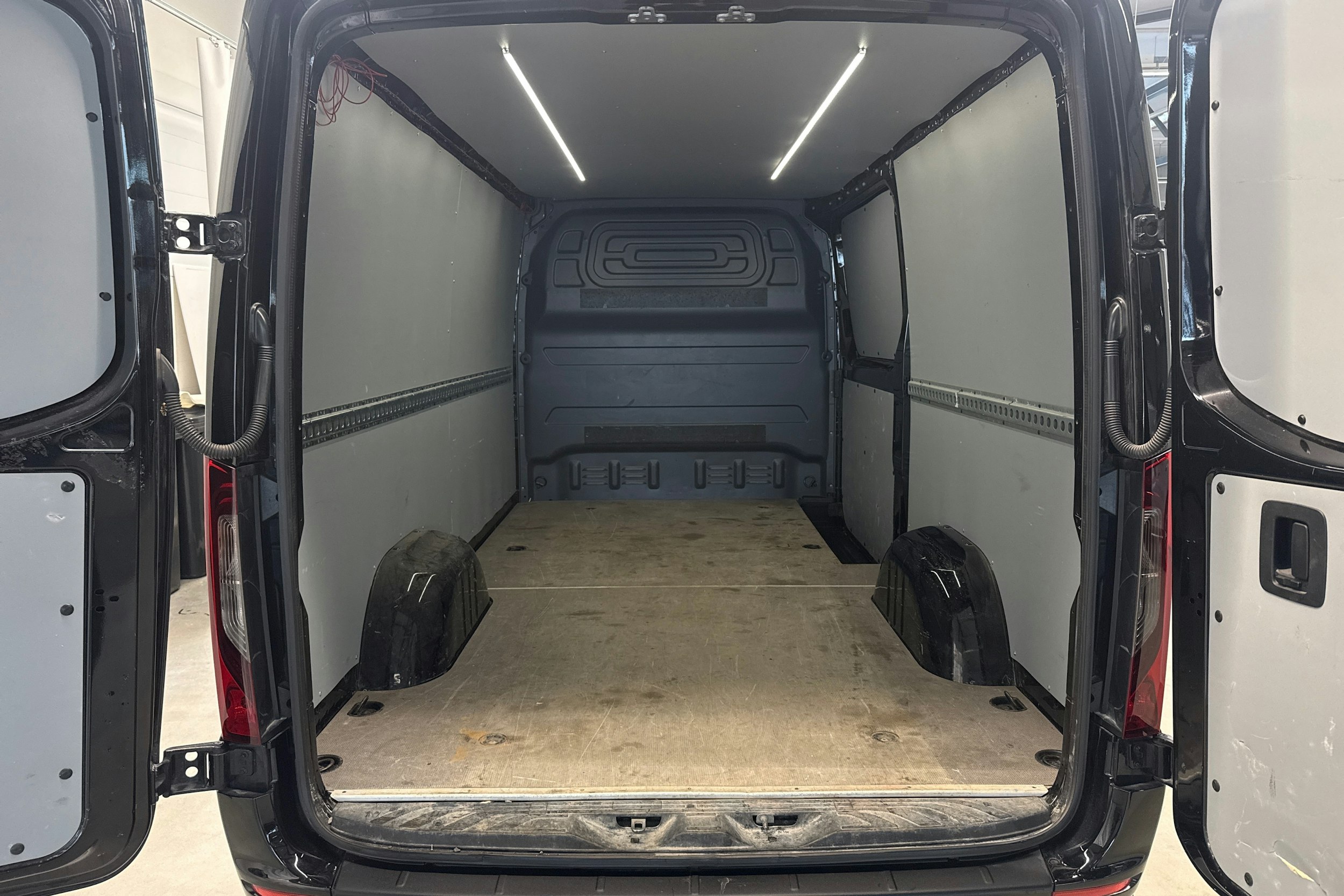 musta Mercedes-Benz Sprinter 2022 kuva 22.