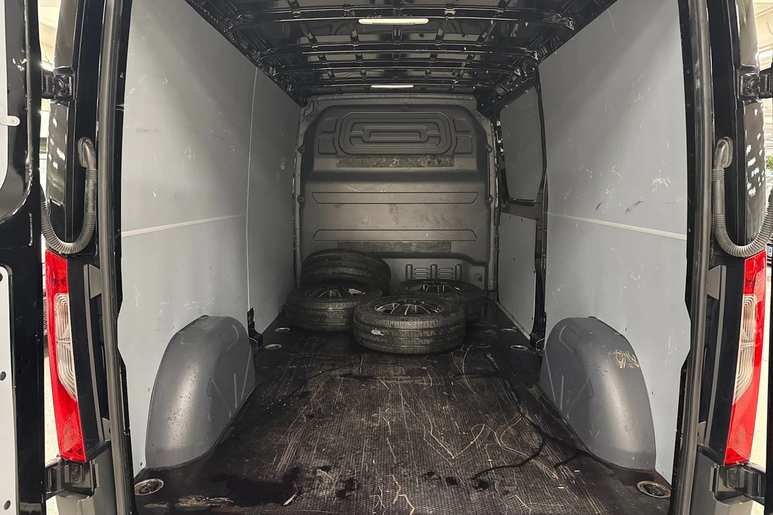 musta Mercedes-Benz Sprinter 2022 kuva 11.
