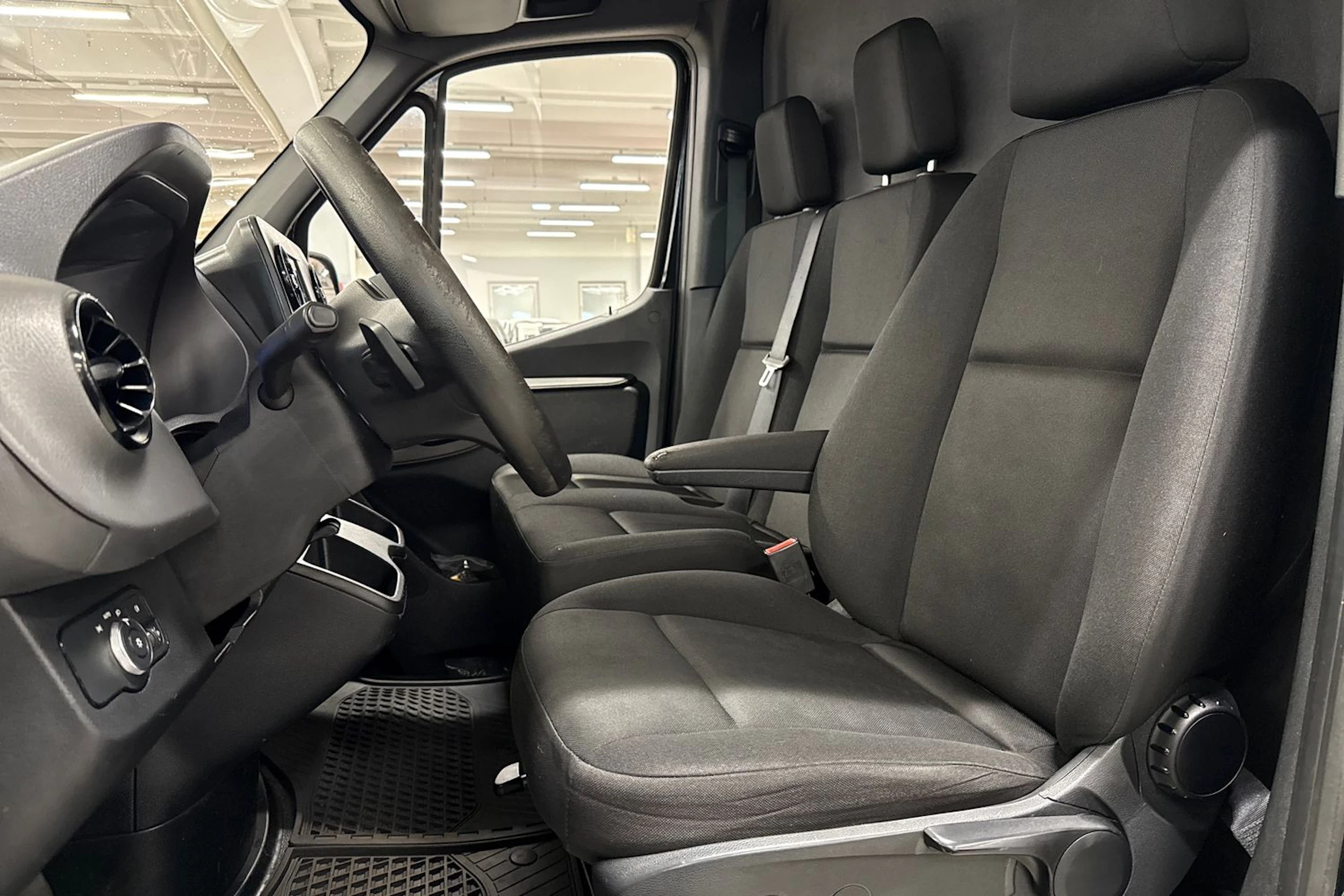 musta Mercedes-Benz Sprinter 2022 kuva 12.