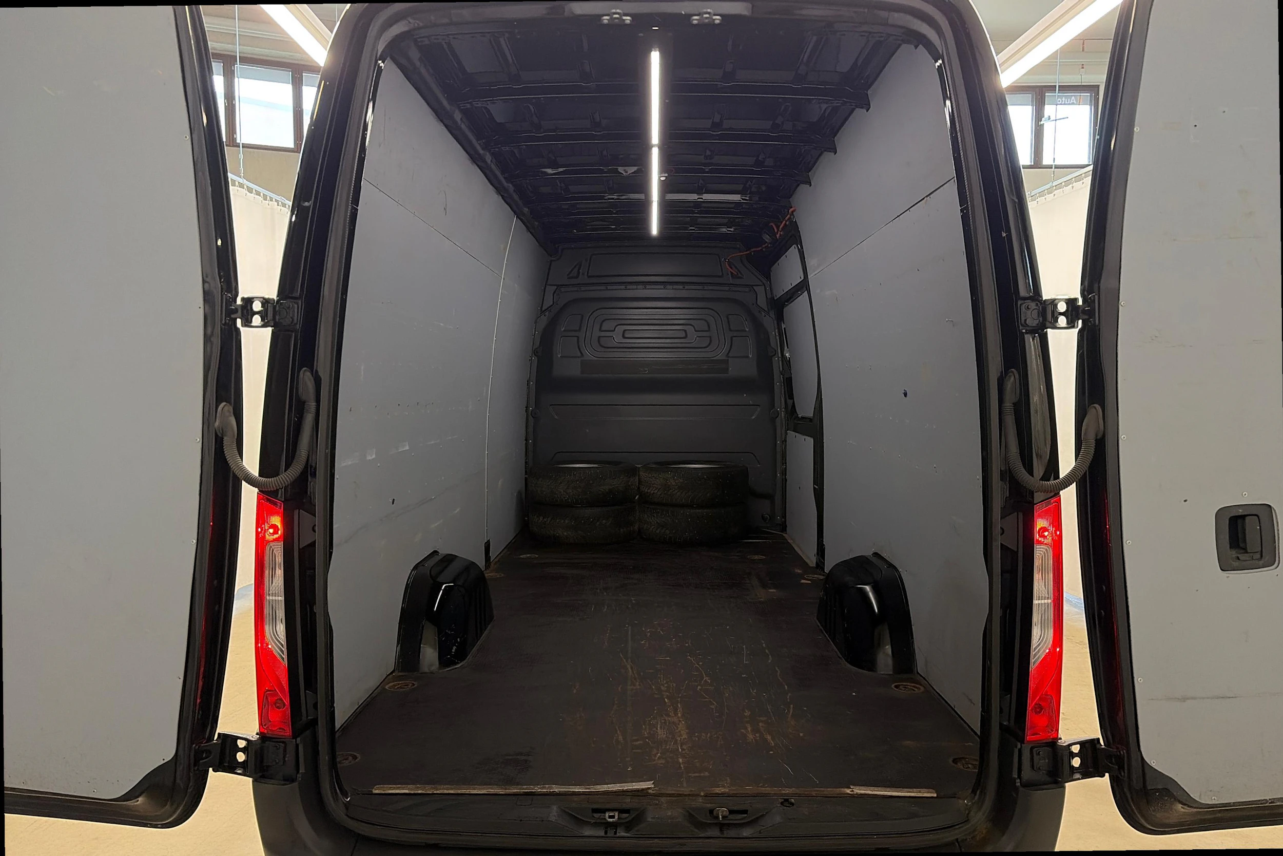 musta Mercedes-Benz Sprinter 2022 kuva 8.