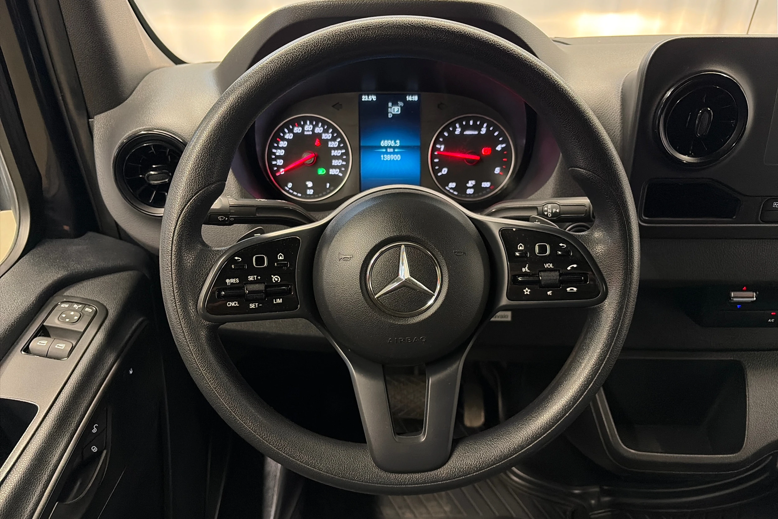 musta Mercedes-Benz Sprinter 2022 kuva 15.
