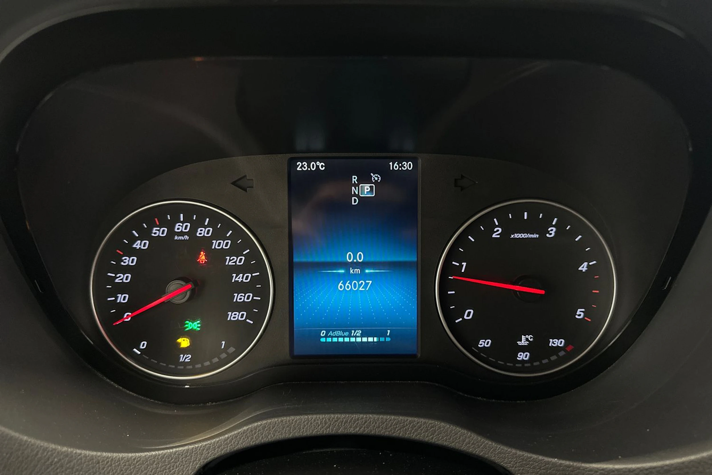 valkoinen Mercedes-Benz Sprinter 2022 kuva 13.