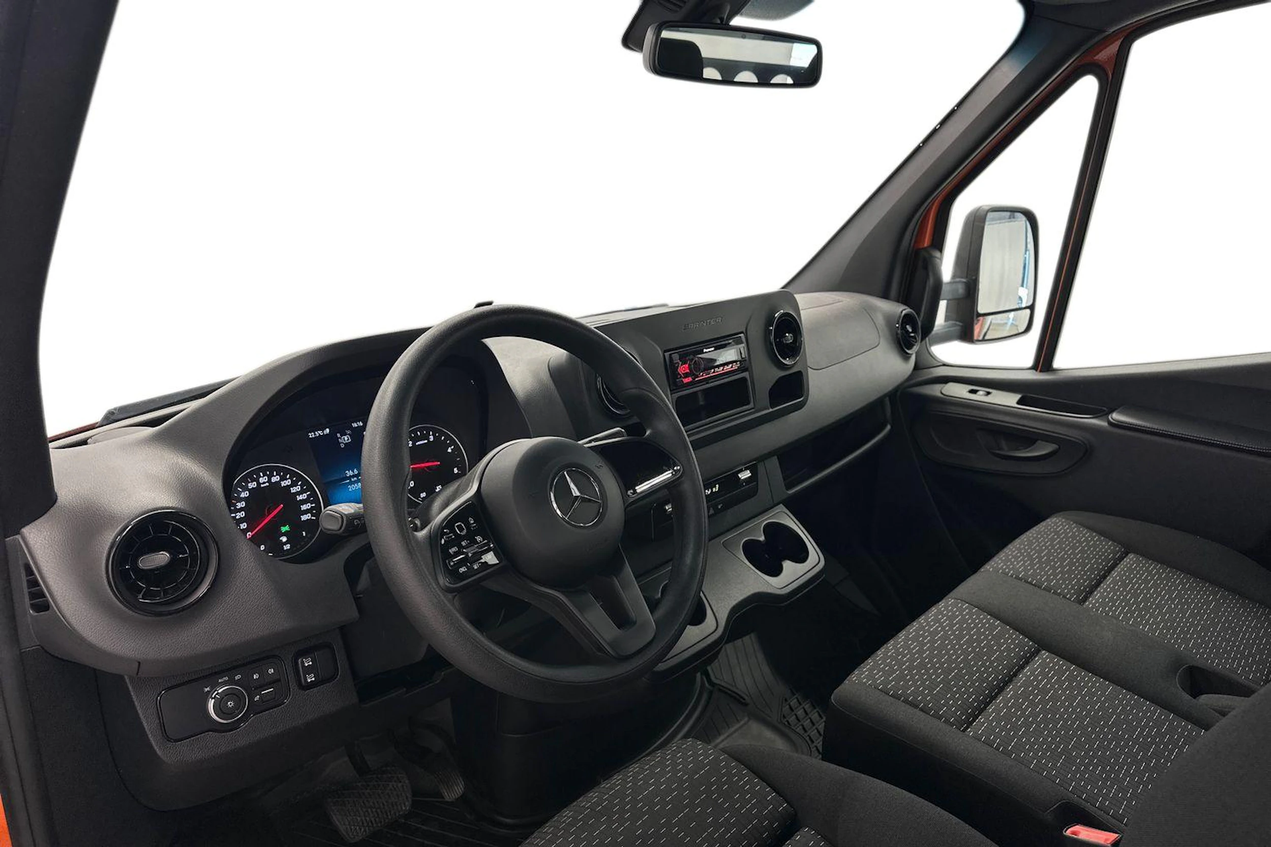 oranssi Mercedes-Benz Sprinter 2023 kuva 6.