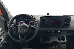 oranssi Mercedes-Benz Sprinter 2023 kuva 7.
