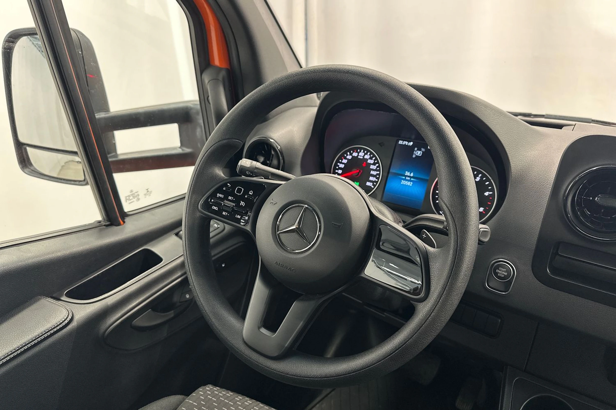 oranssi Mercedes-Benz Sprinter 2023 kuva 10.