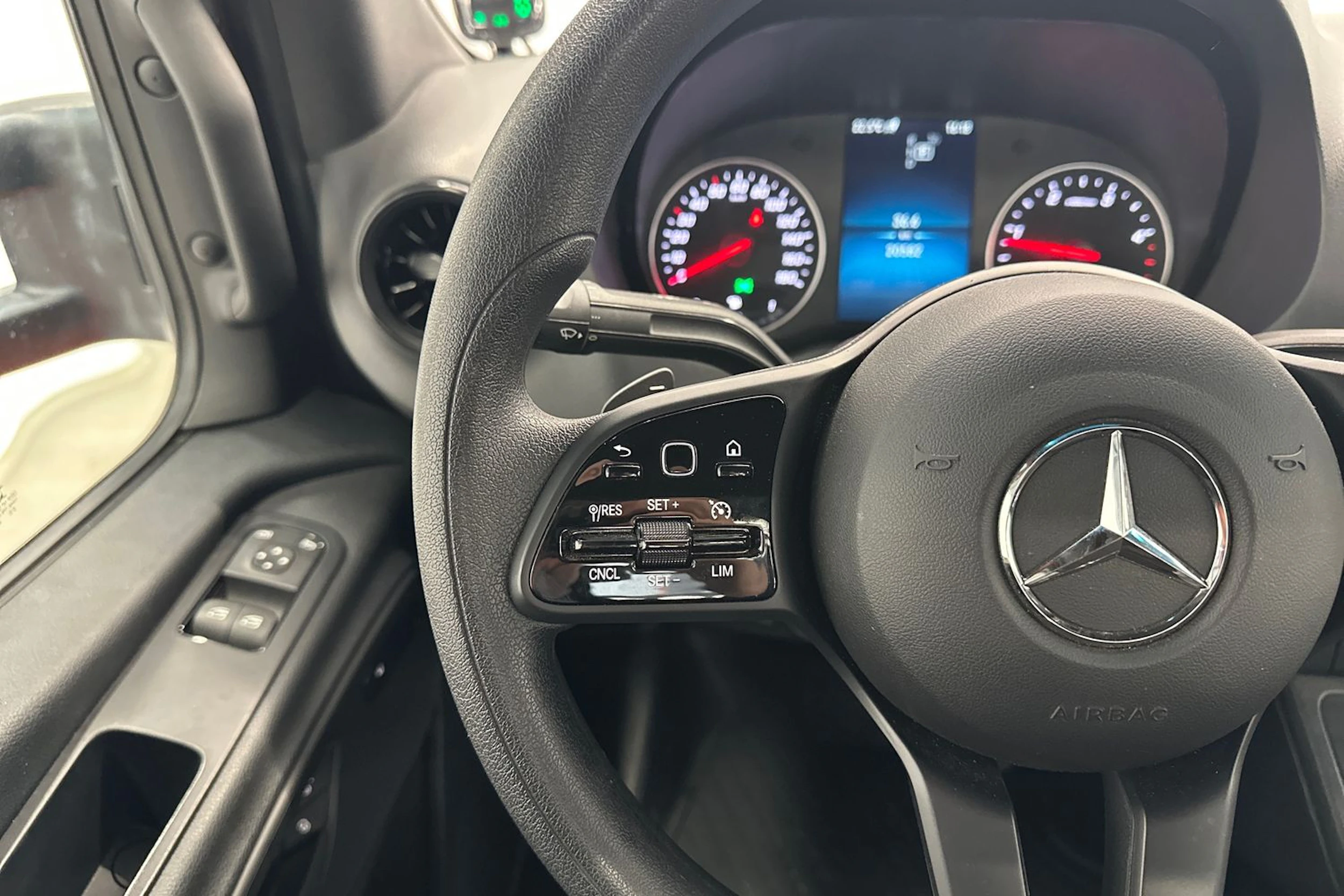 oranssi Mercedes-Benz Sprinter 2023 kuva 11.