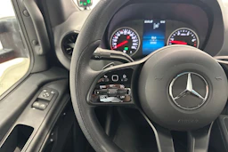 oranssi Mercedes-Benz Sprinter 2023 kuva 11.