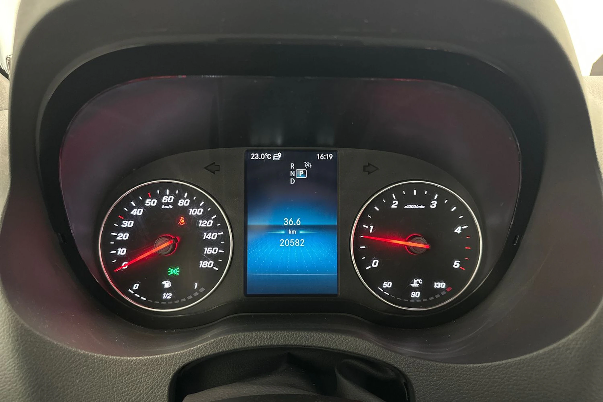 oranssi Mercedes-Benz Sprinter 2023 kuva 12.