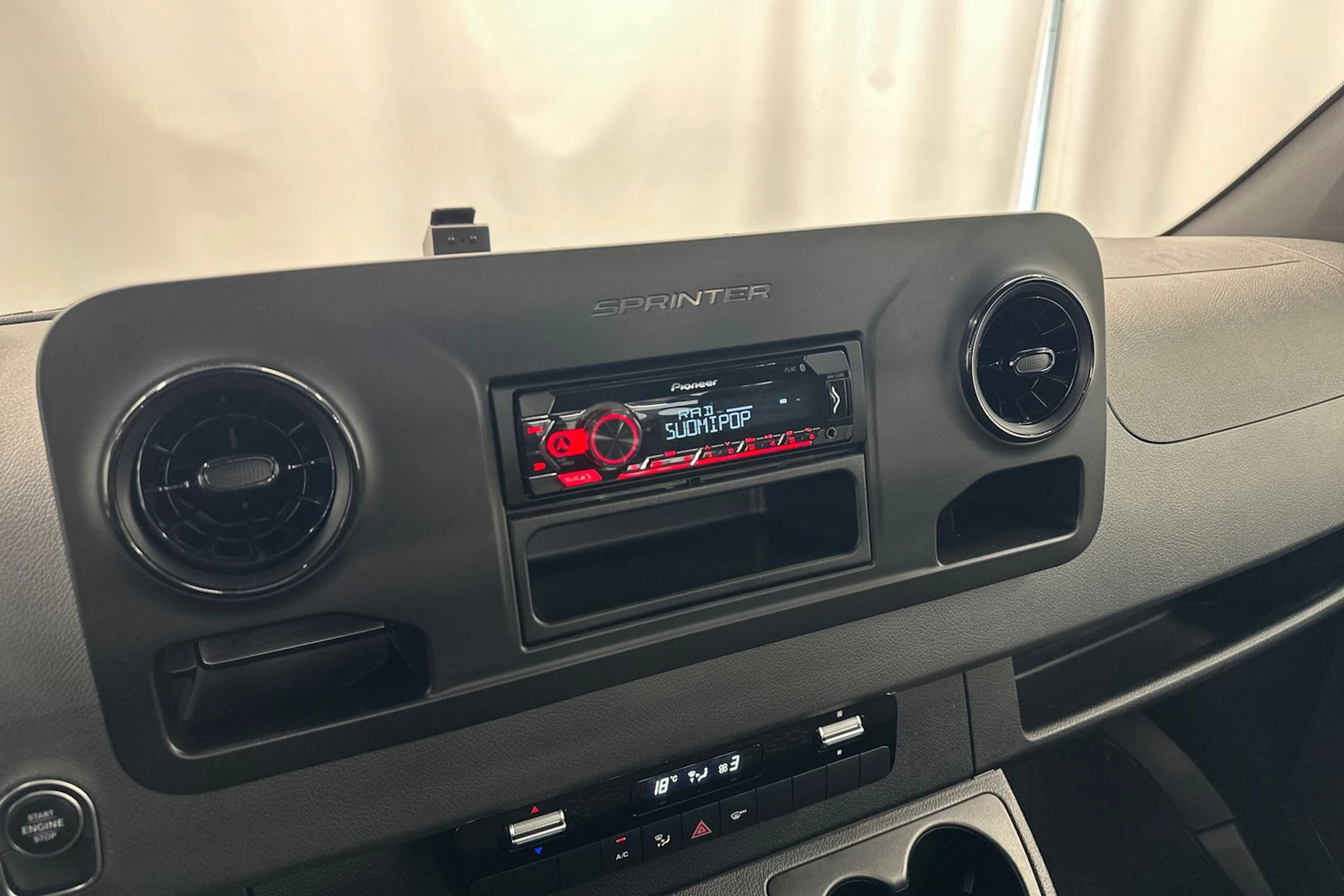 oranssi Mercedes-Benz Sprinter 2023 kuva 13.