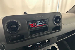 oranssi Mercedes-Benz Sprinter 2023 kuva 13.
