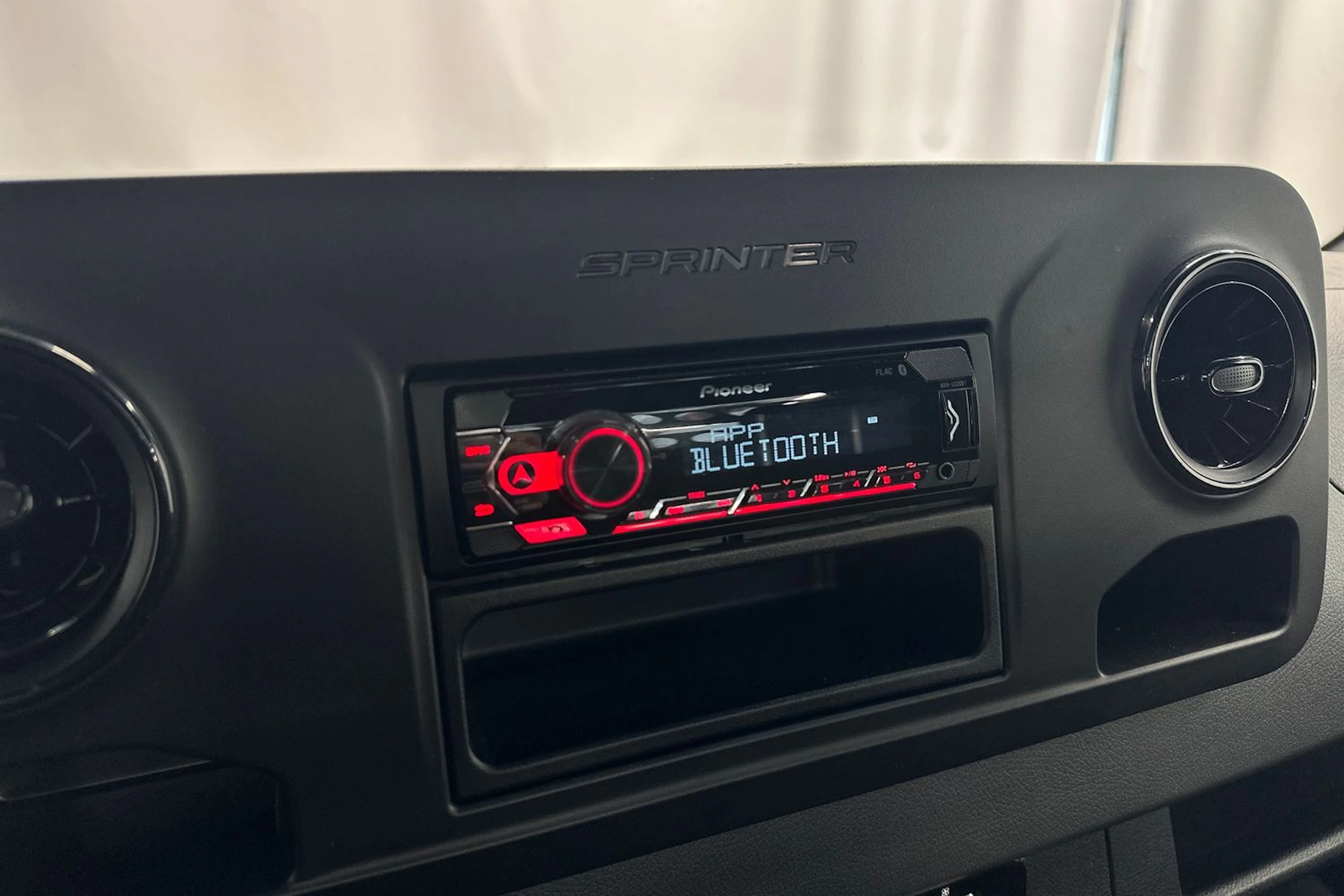 oranssi Mercedes-Benz Sprinter 2023 kuva 14.