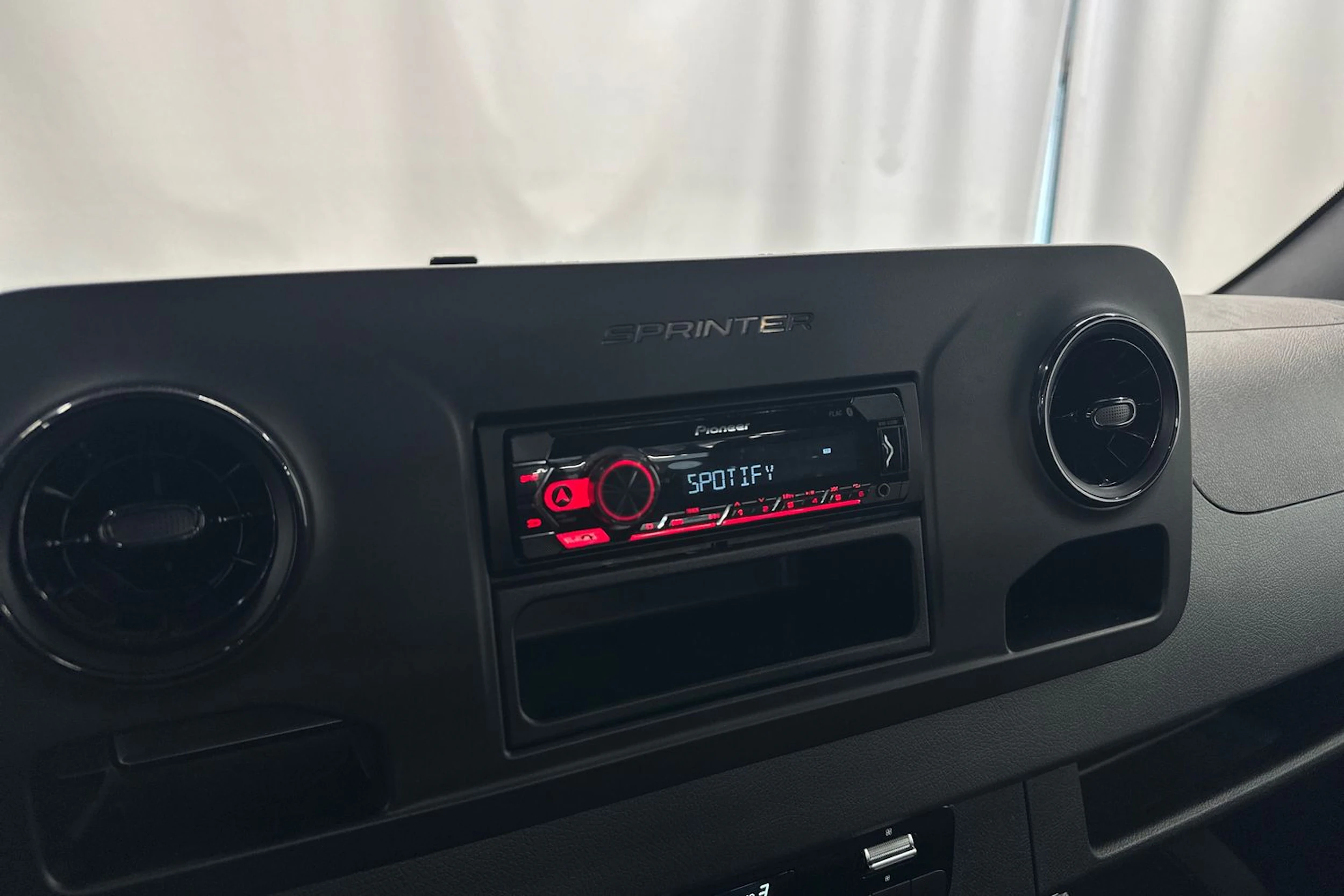 oranssi Mercedes-Benz Sprinter 2023 kuva 15.