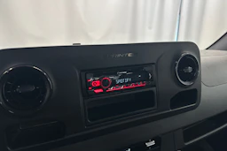 oranssi Mercedes-Benz Sprinter 2023 kuva 15.