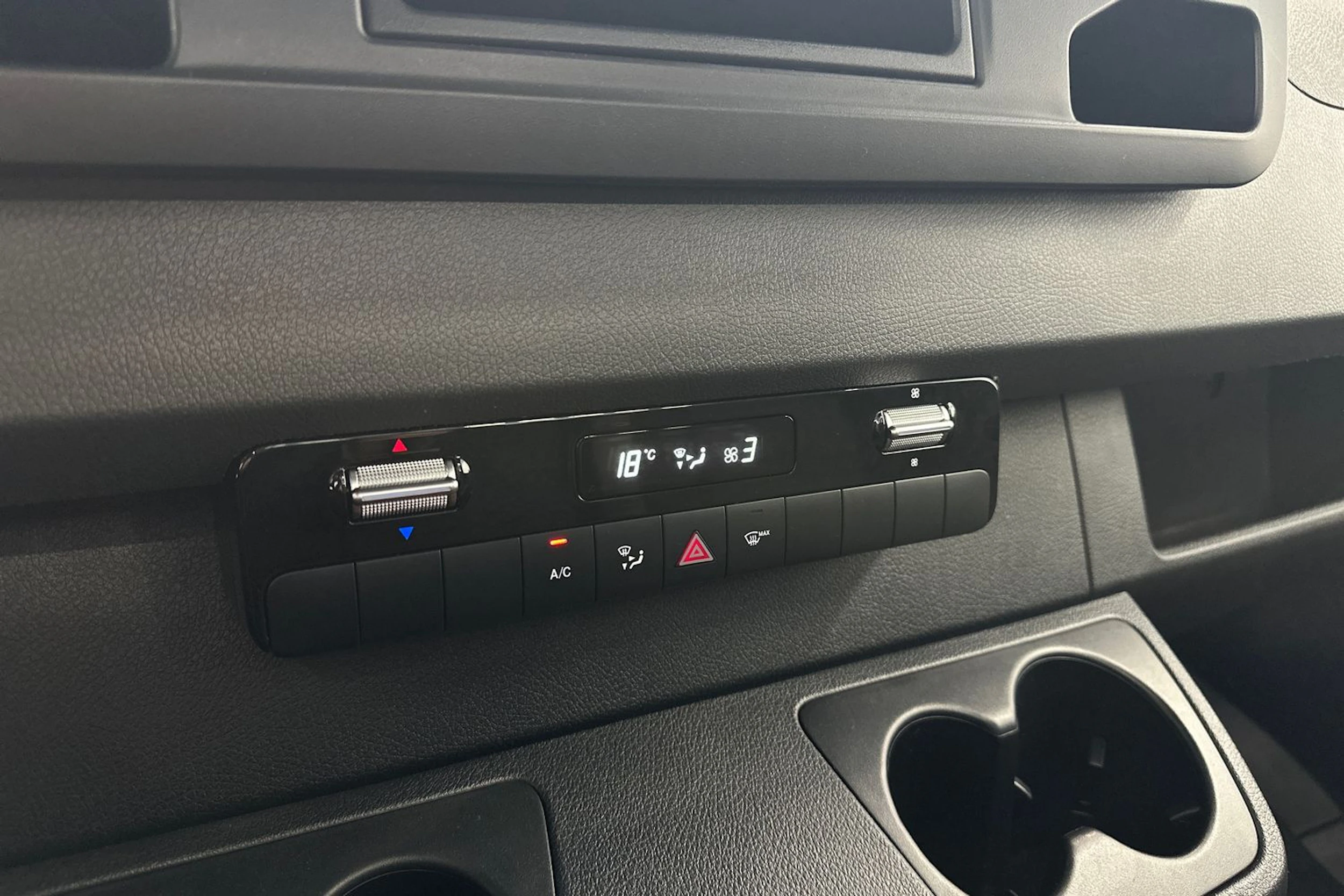 oranssi Mercedes-Benz Sprinter 2023 kuva 16.