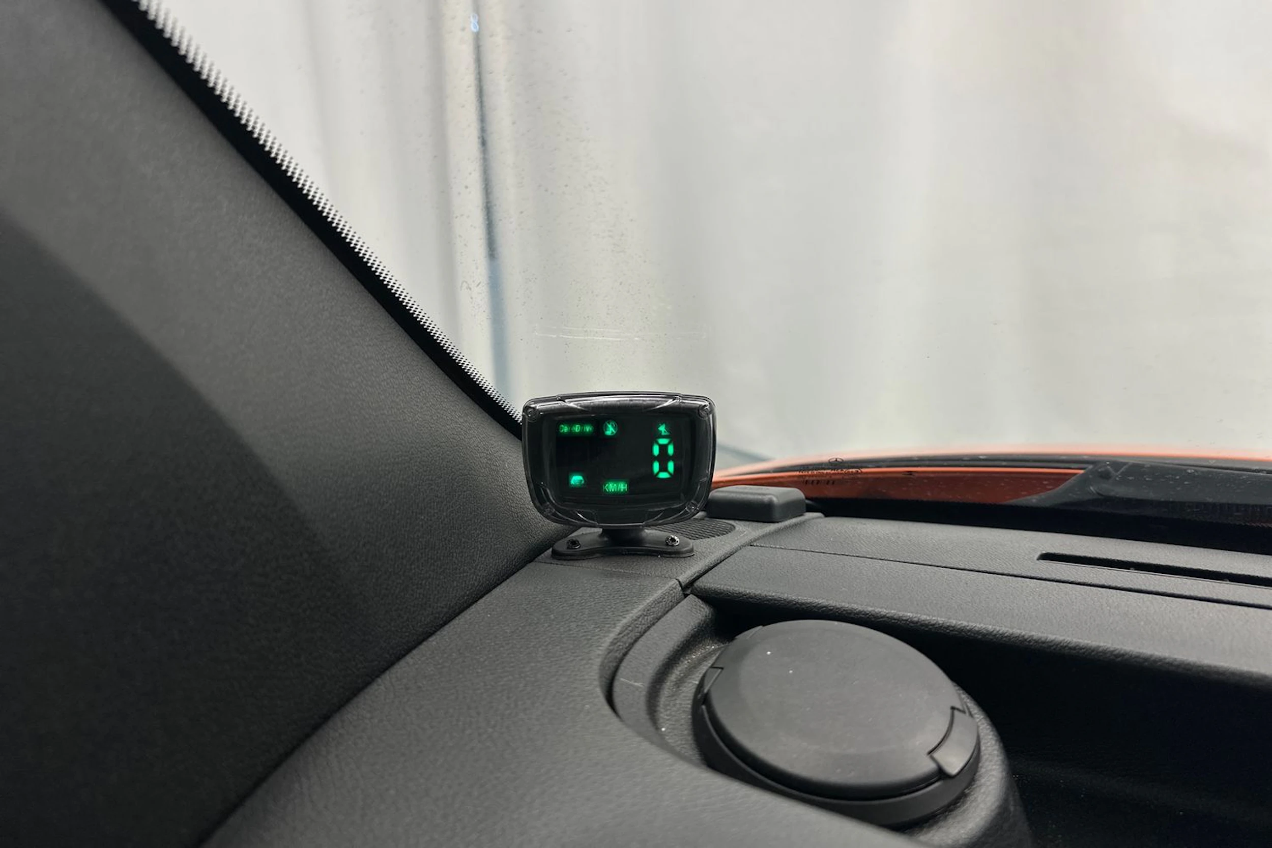 oranssi Mercedes-Benz Sprinter 2023 kuva 17.