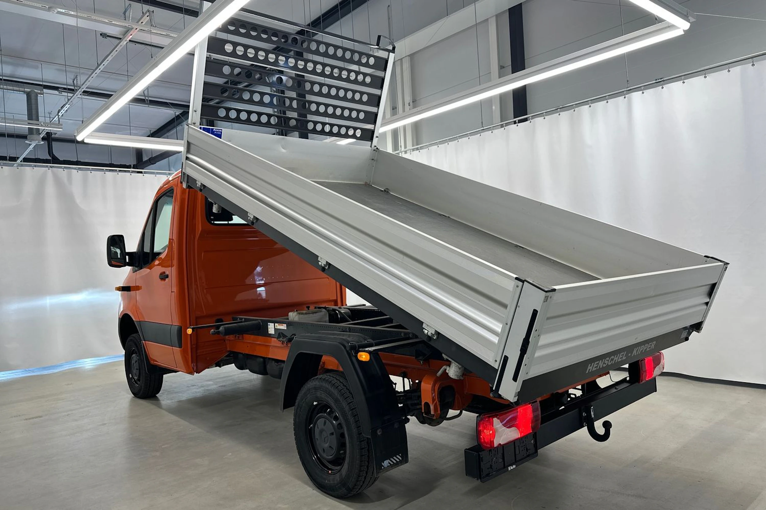 oranssi Mercedes-Benz Sprinter 2023 kuva 19.