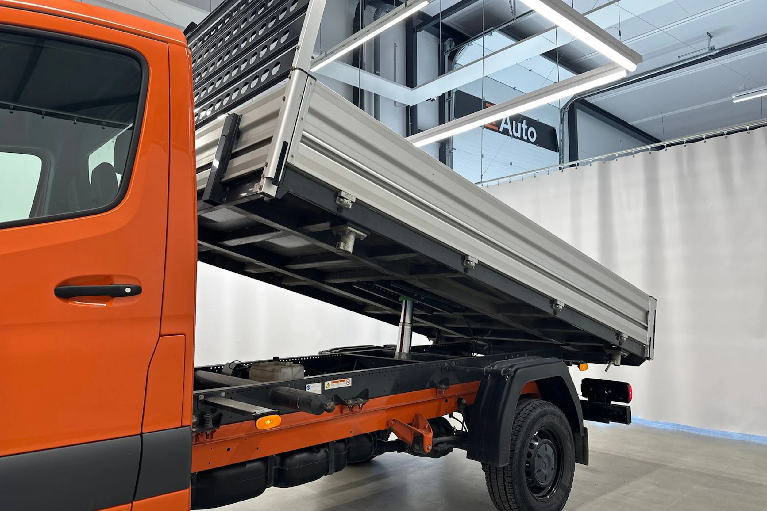 oranssi Mercedes-Benz Sprinter 2023 kuva 20.