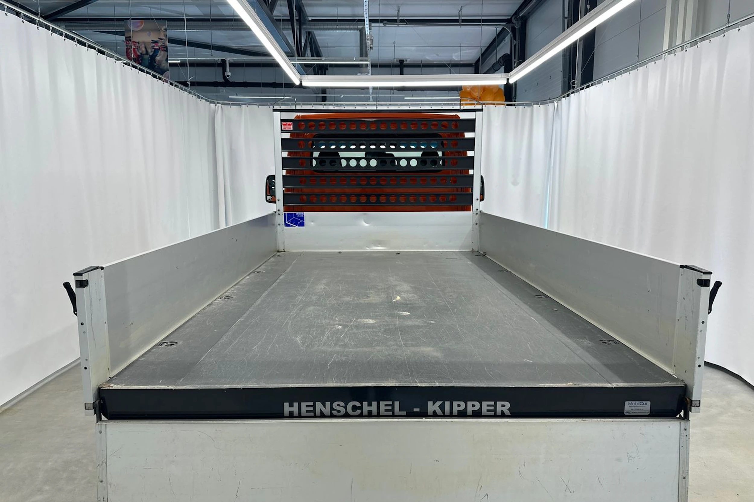 oranssi Mercedes-Benz Sprinter 2023 kuva 21.