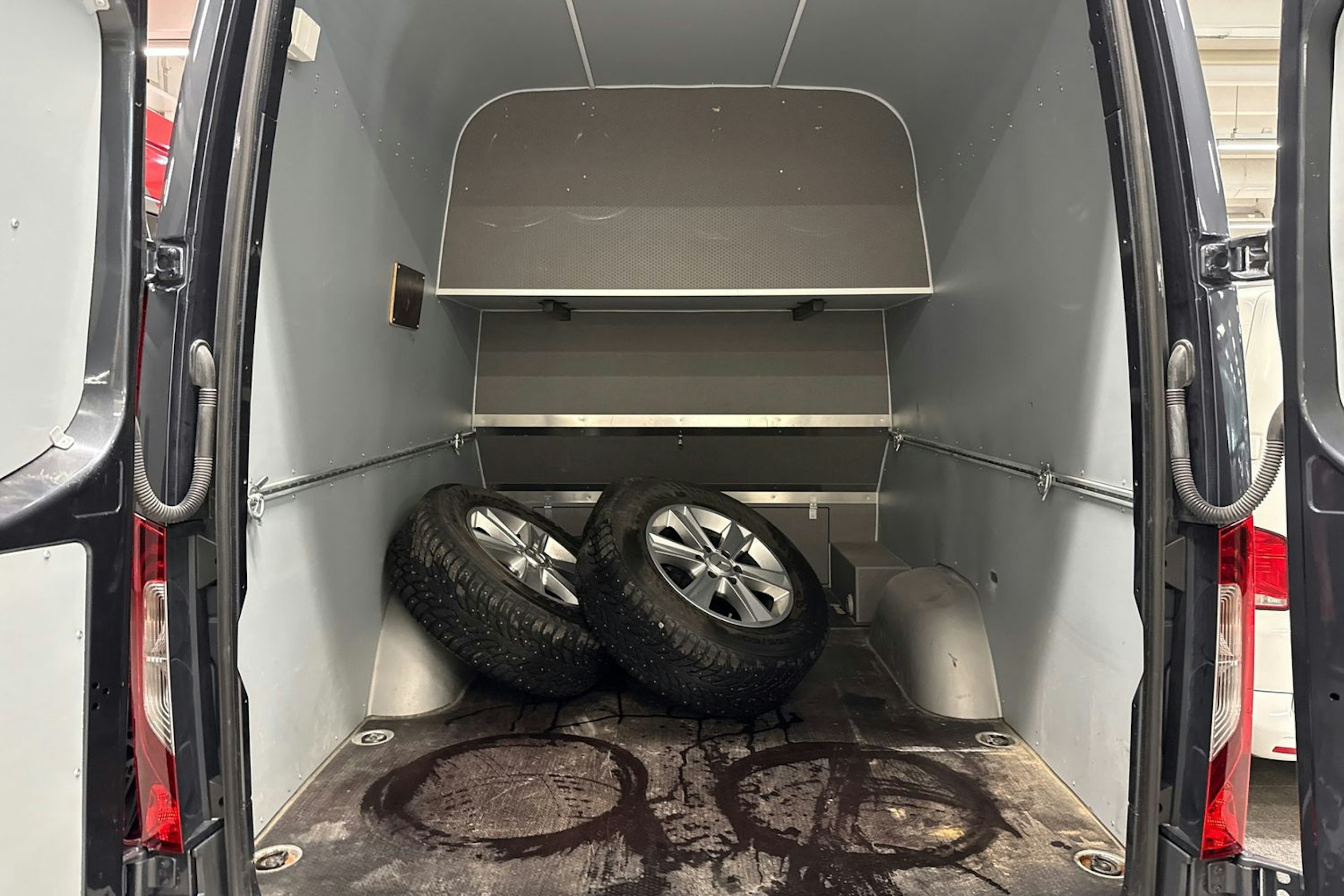harmaa Mercedes-Benz Sprinter 2023 kuva 24.