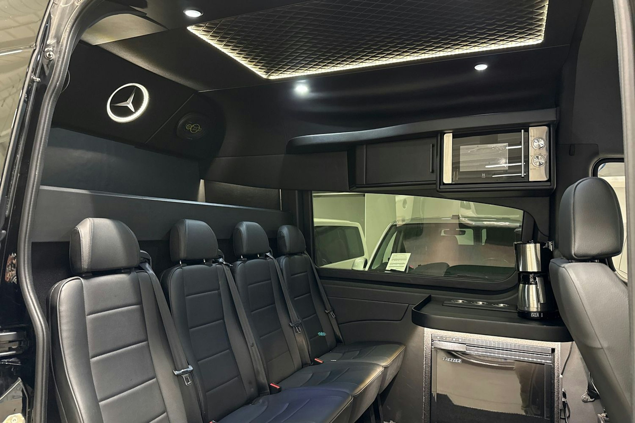 met. musta Mercedes-Benz Sprinter 2023 kuva 13.