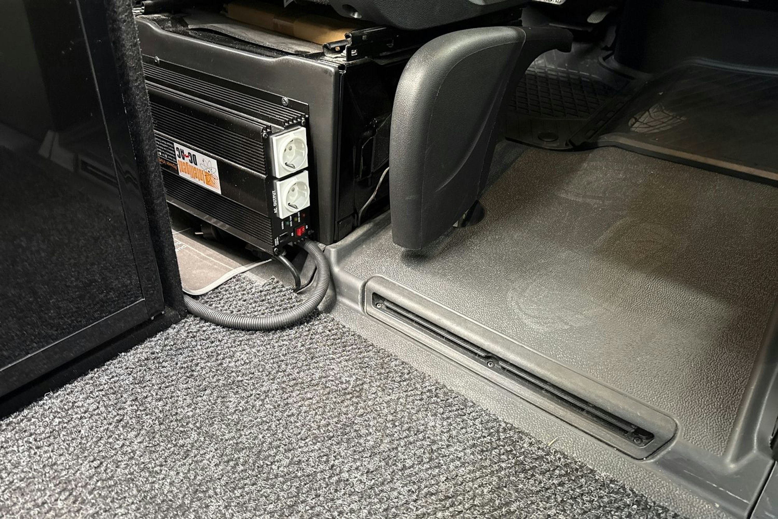 met. musta Mercedes-Benz Sprinter 2023 kuva 18.